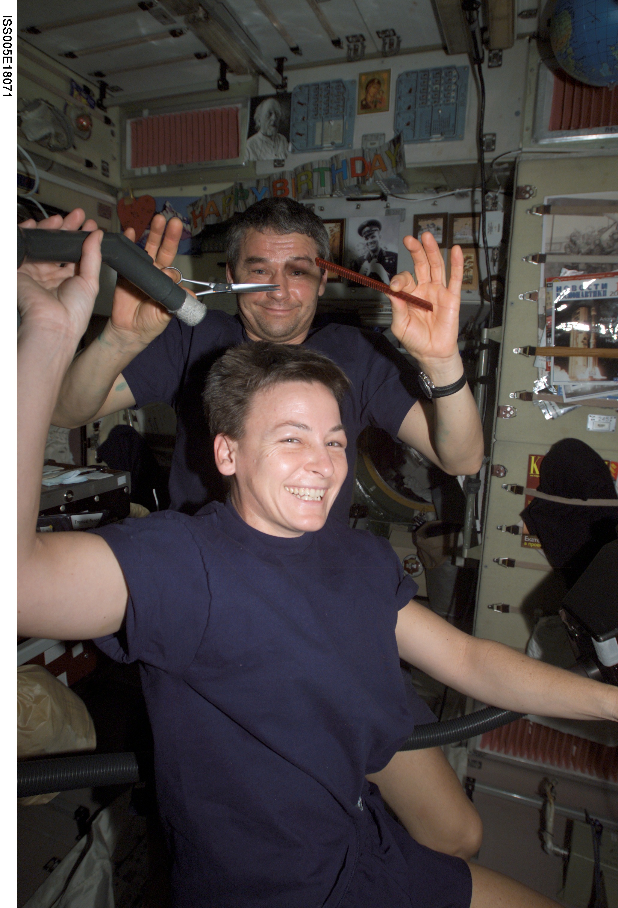 Whitson receives haircut from Korzun in Zvezda