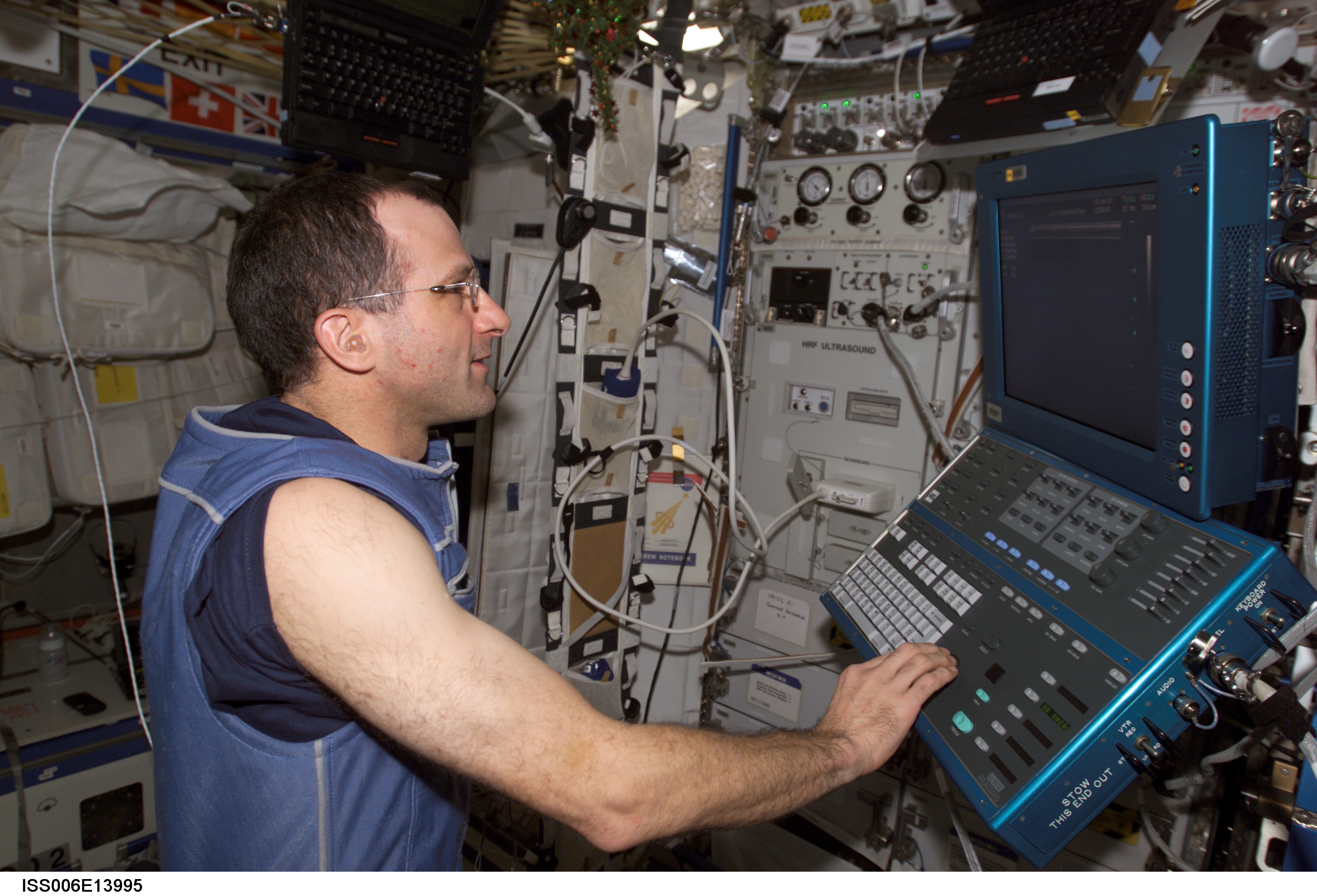 Pettit works at the HRF workstation in Destiny during Expedition Six