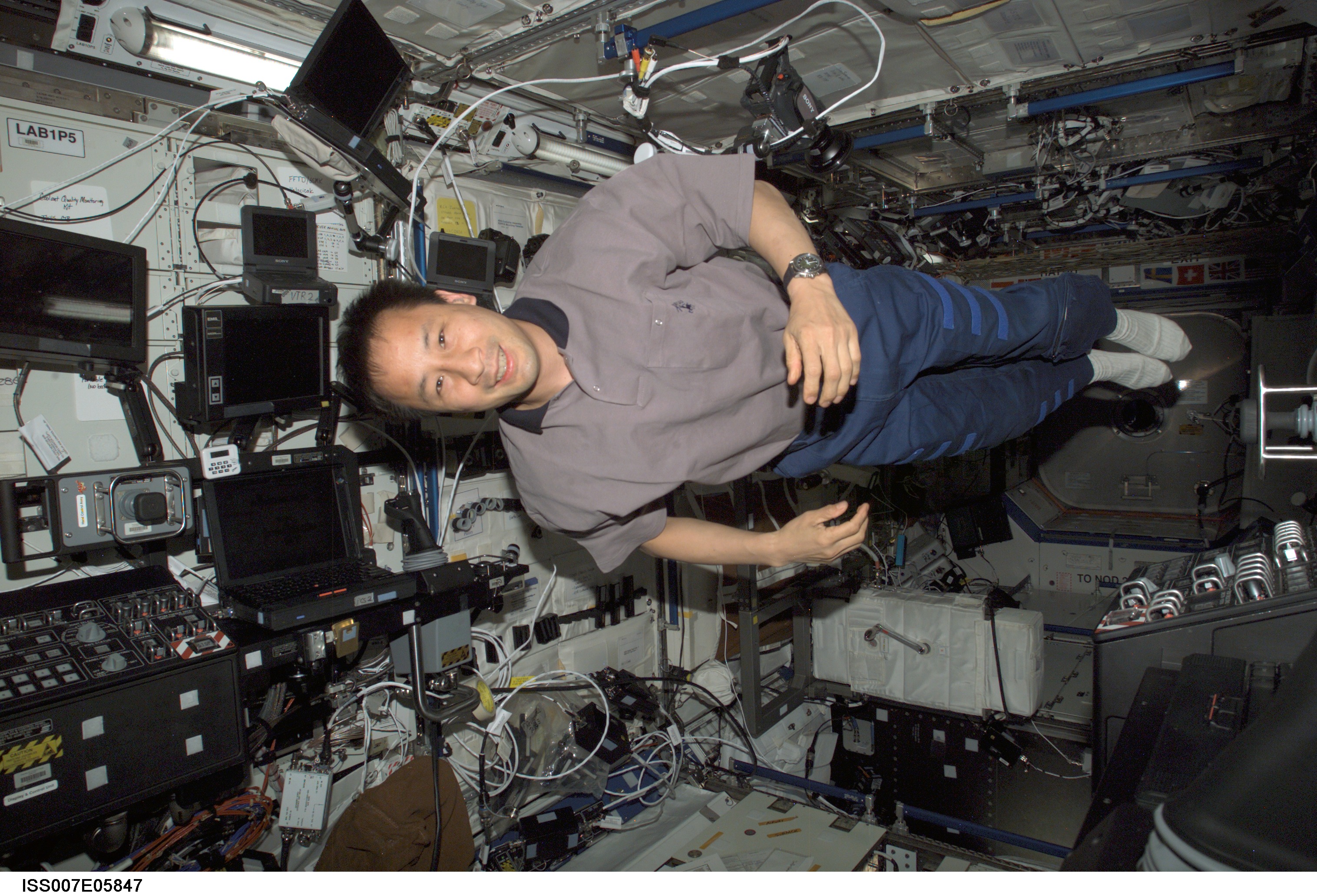 Expedition Seven Science Officer Ed Lu in the Destiny laboratory