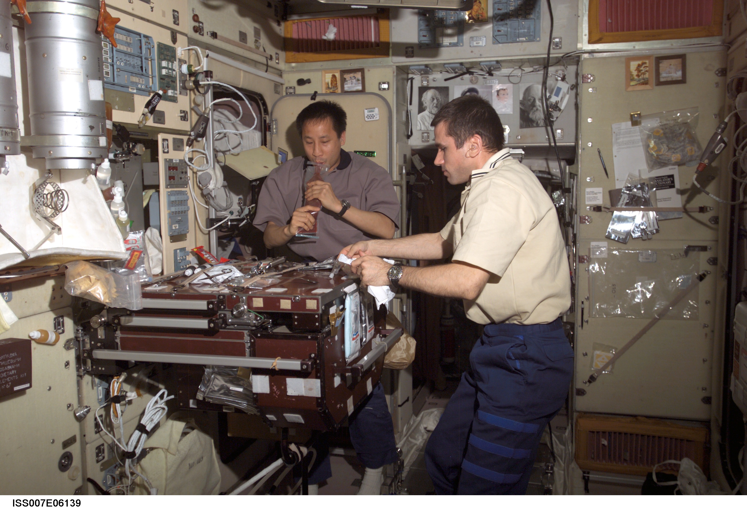 Expedition Seven CDR Malenchenko and Science Officer Lu share meal in Zvezda