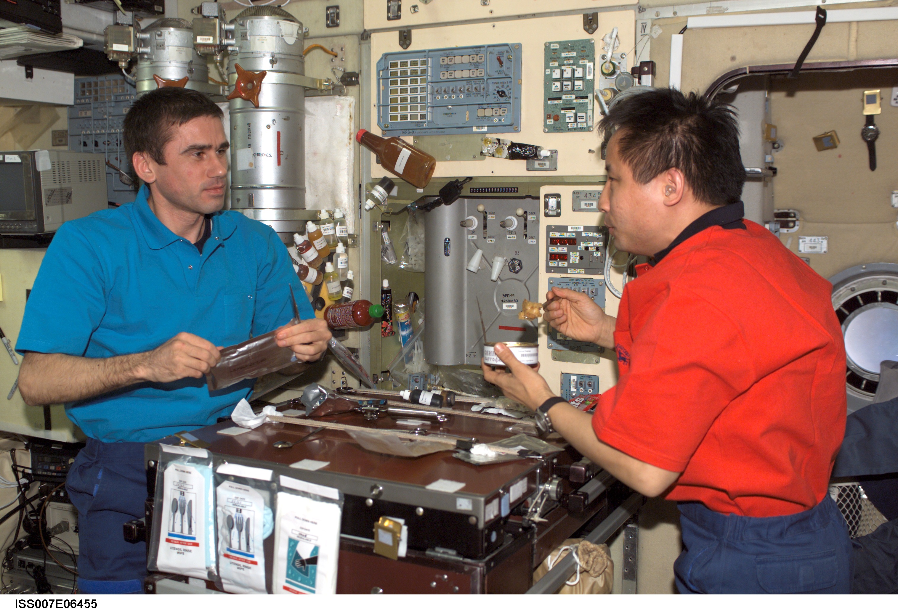 Expedition Seven CDR Malenchenko and Science Officer Lu share meal in Zvezda