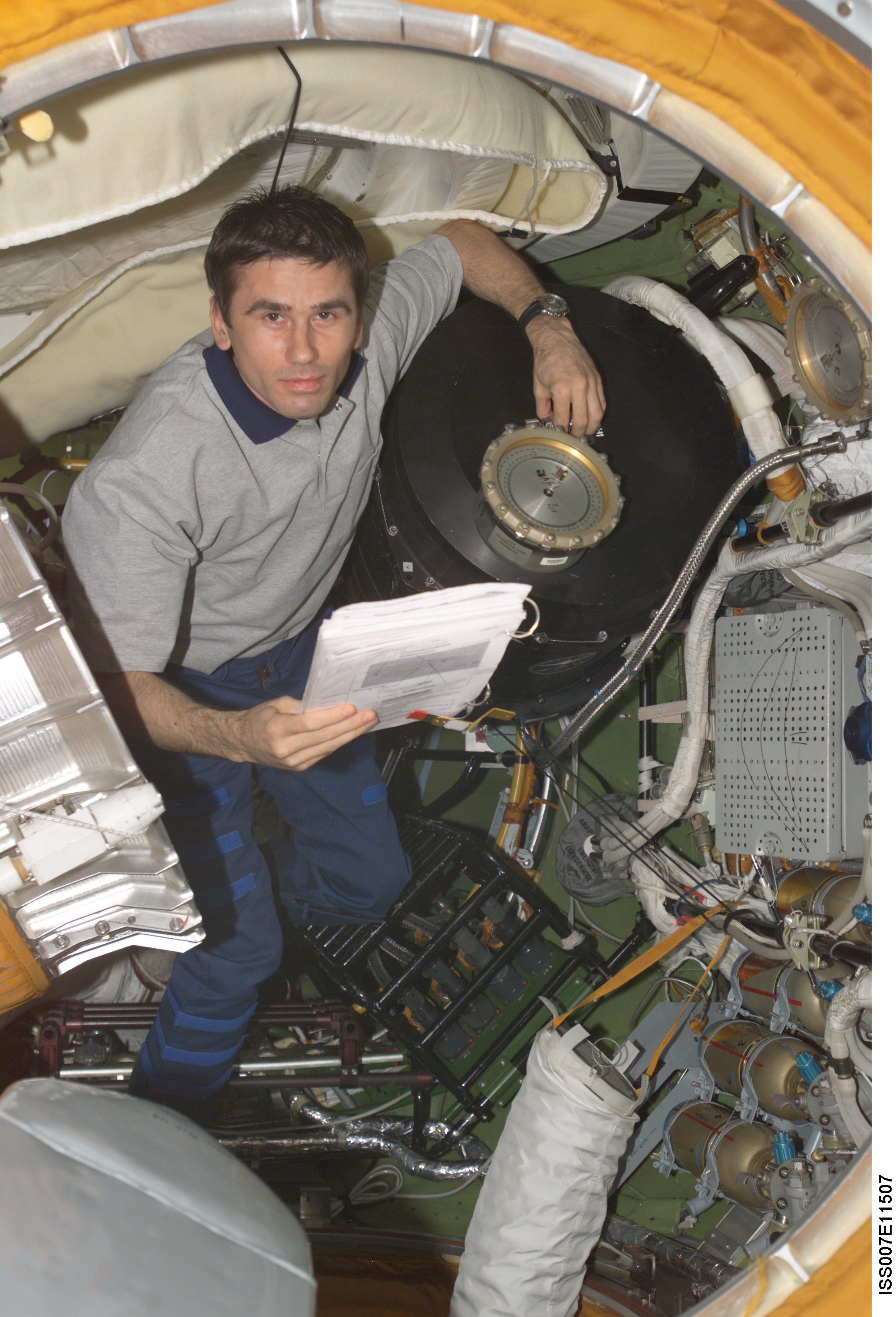 CDR Malenchenko with Russian/German Plasma Crystal-3 (PK-3) payload