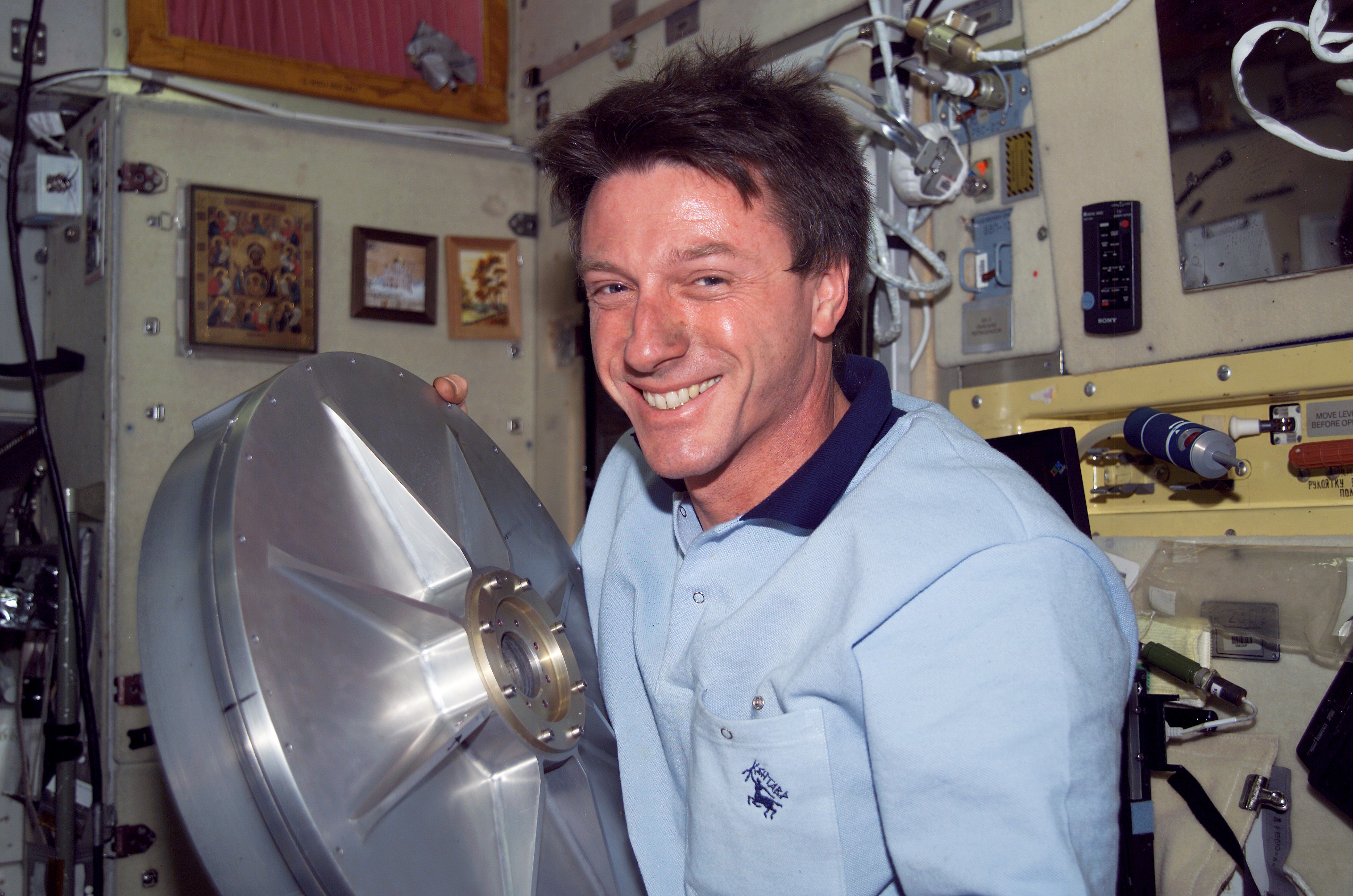 Foale holds the top endcap for the TVIS Gyroscope in SM during Expedition 8