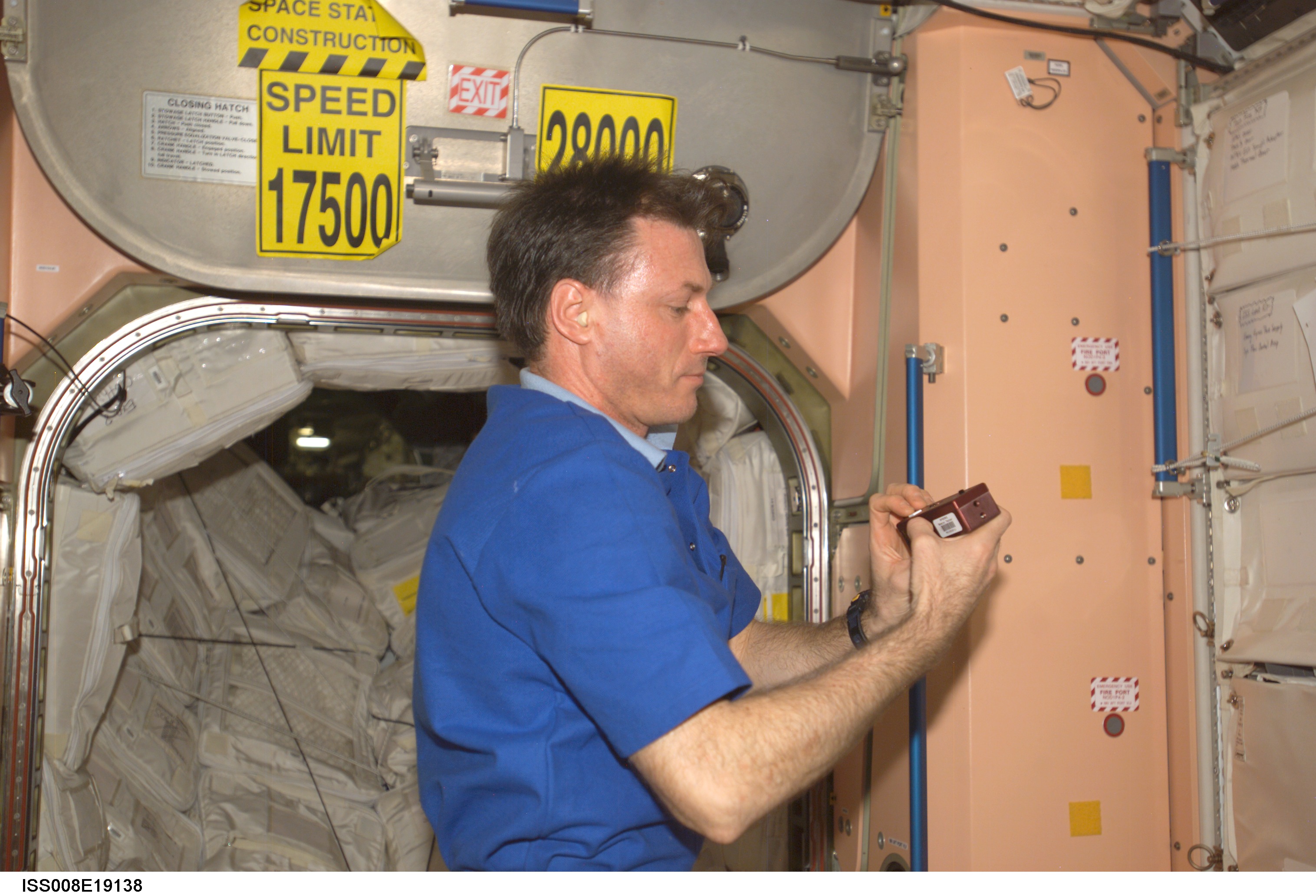 Foale works with the SPHERES Beacon / Beacon Tester in Node 1 during Expedition 8