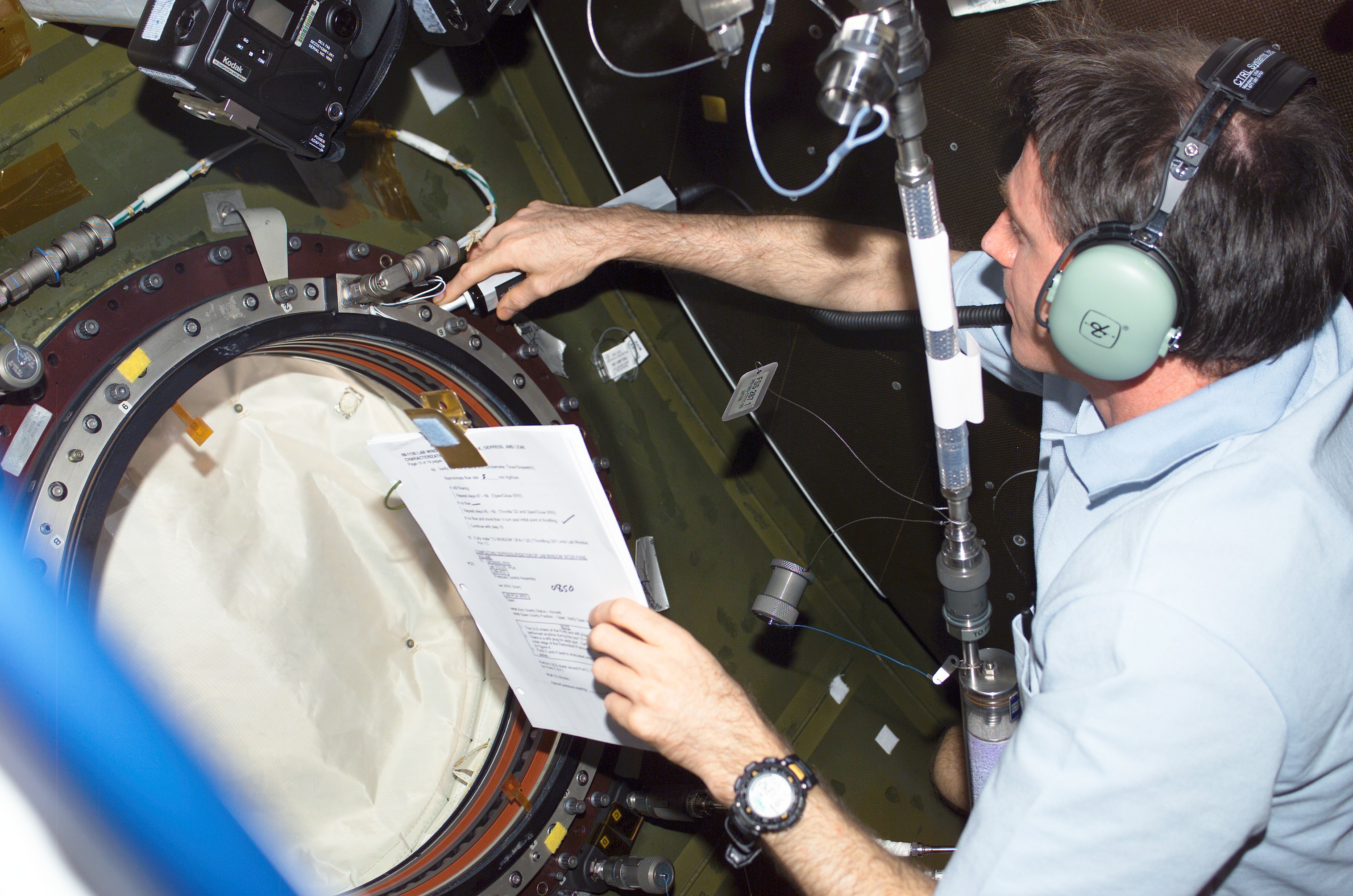 Foale performs IFM at the science window in the U.S. Lab during Expedition 8