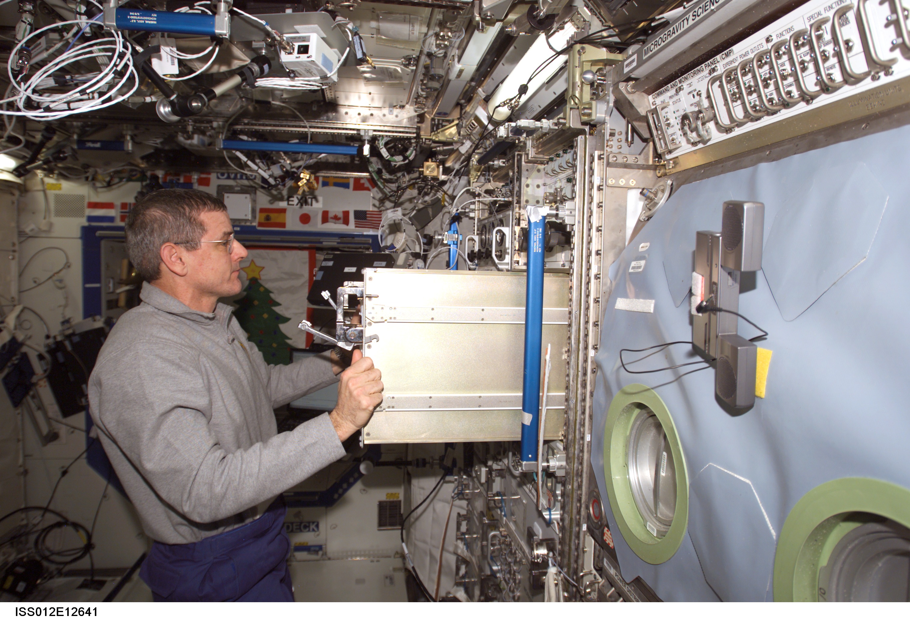 McArthur stows SLAMMD hardware in the U.S. Lab during Expedition 12