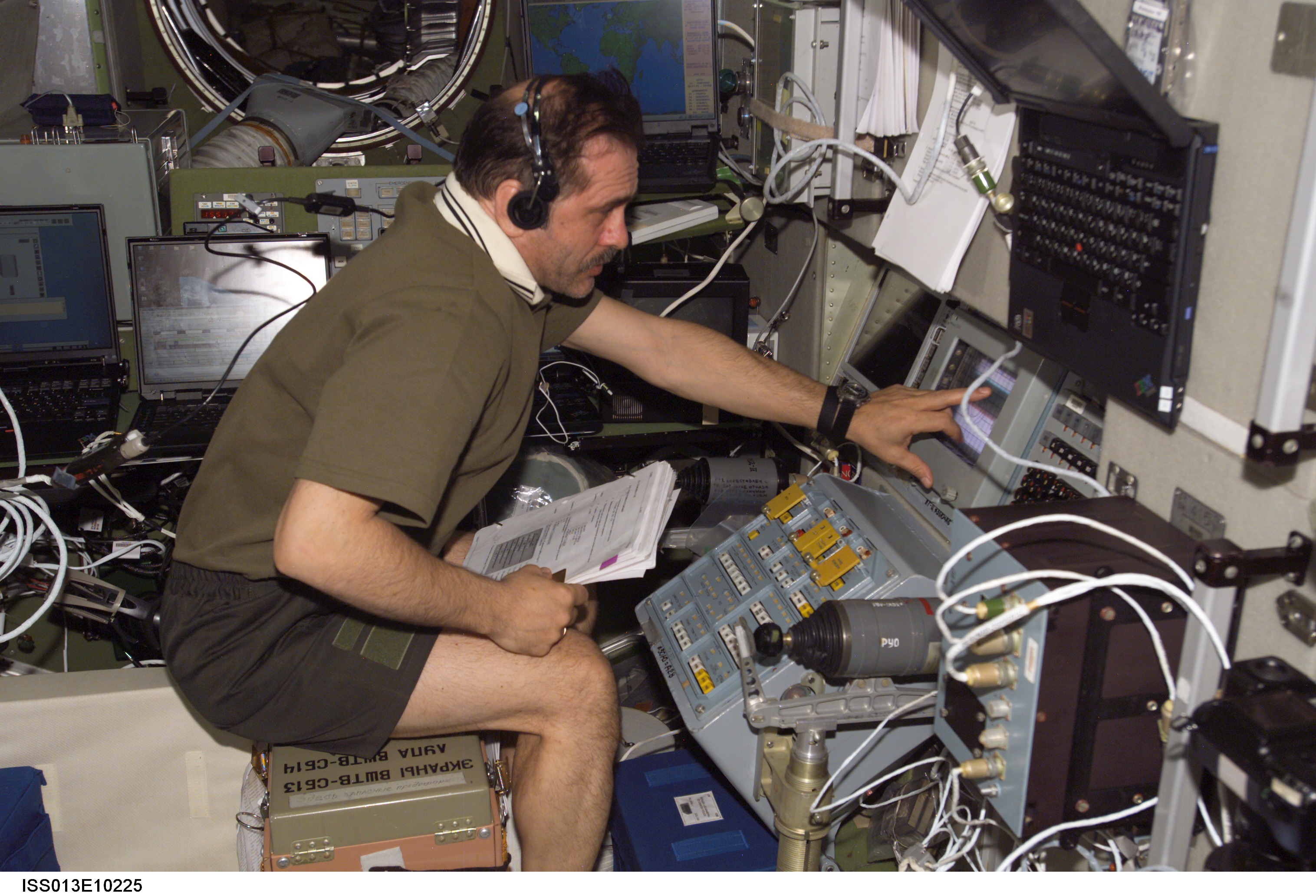 Vinogradov practices docking procedures of the Progress 21 in the SM during Expedition 13