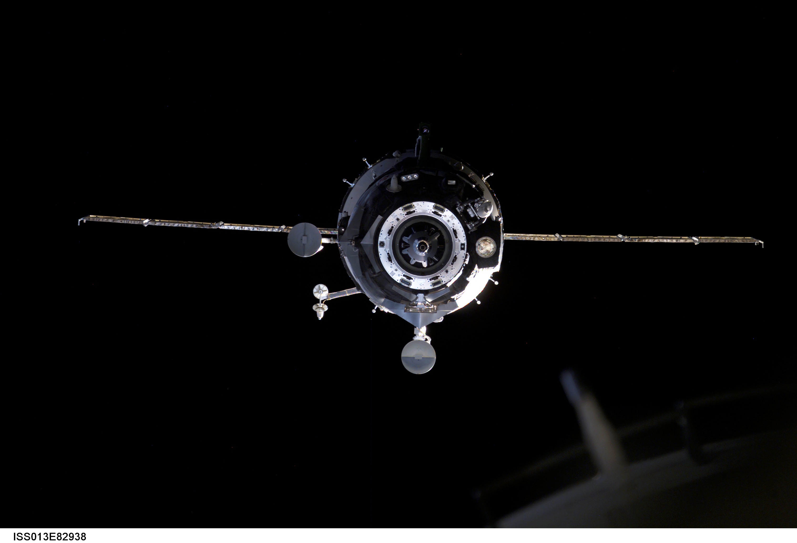 Soyuz on approach to the ISS during Expedition 13