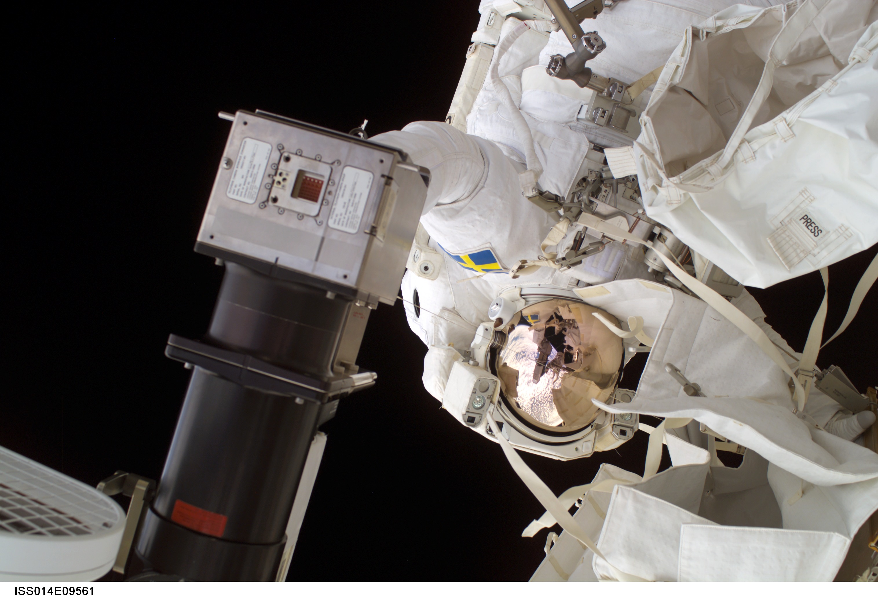 Fuglesang replaces TV Camera during first EVA