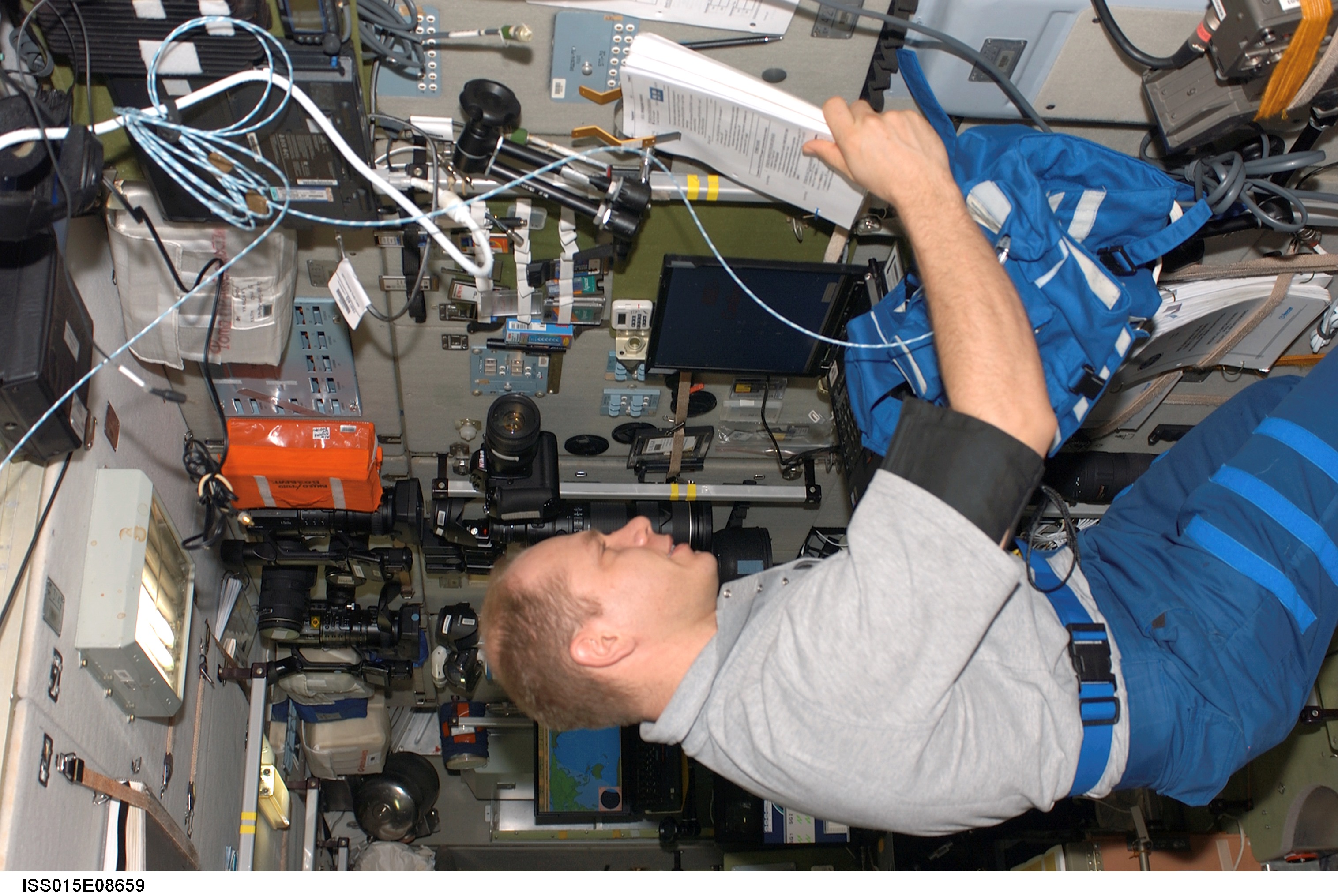 Kotov collects data for the Cardiocog-2 Experiment in the SM during Expedition 15