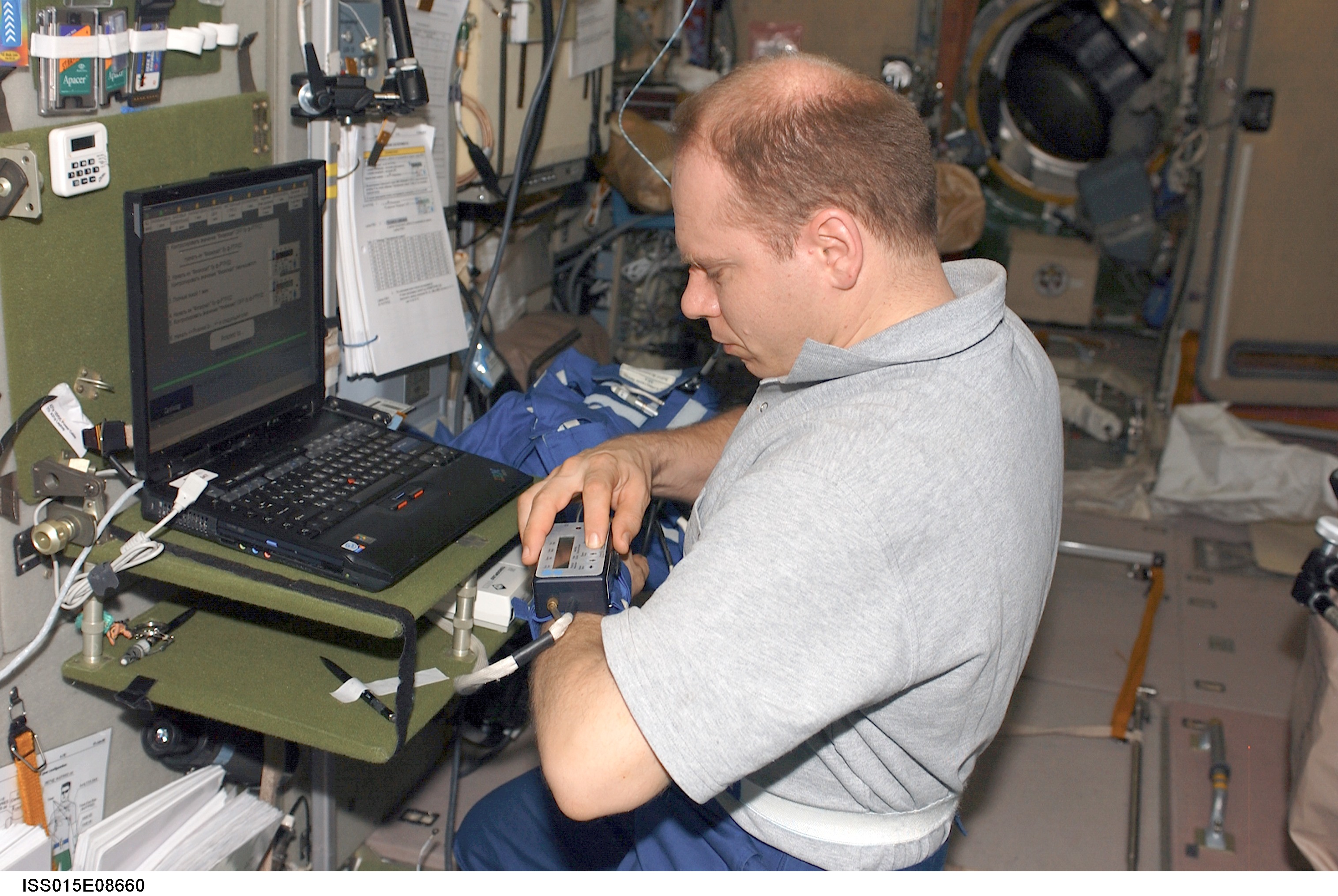 Kotov collects data for the Cardiocog-2 Experiment in the SM during Expedition 15