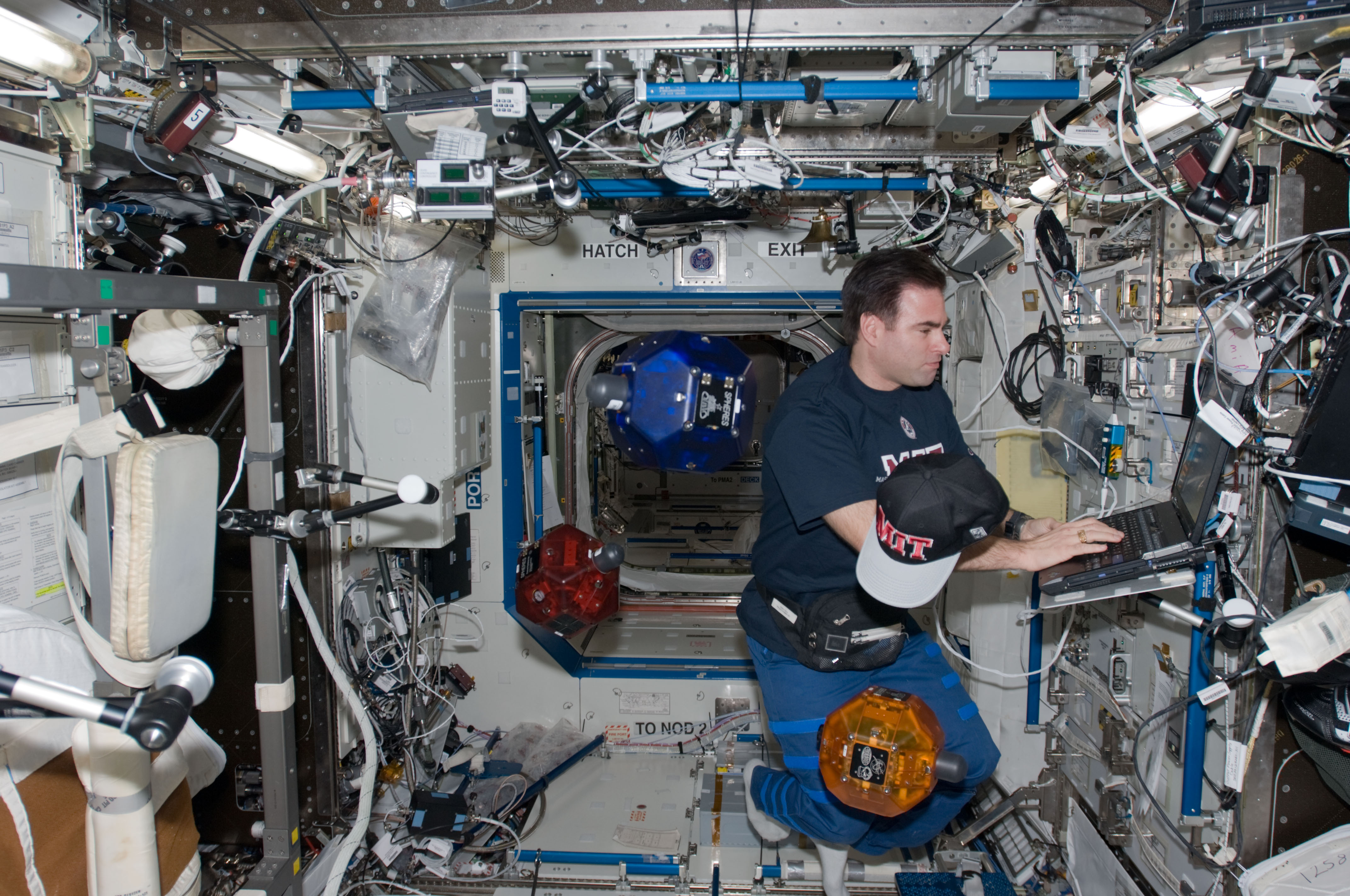 Chamitoff with SPHERES in the U.S. Laboratory