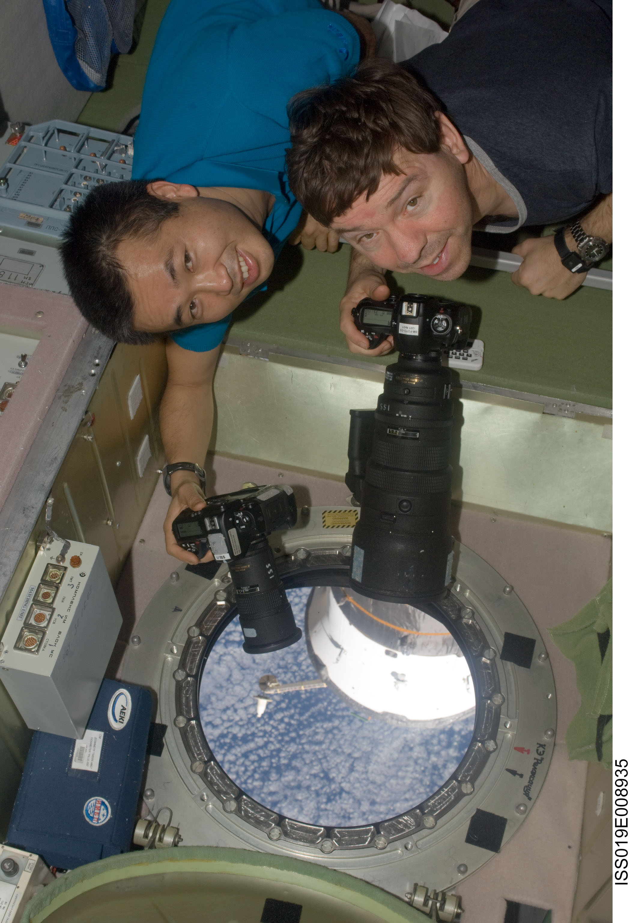 Wakata and Barratt with cameras at SM window