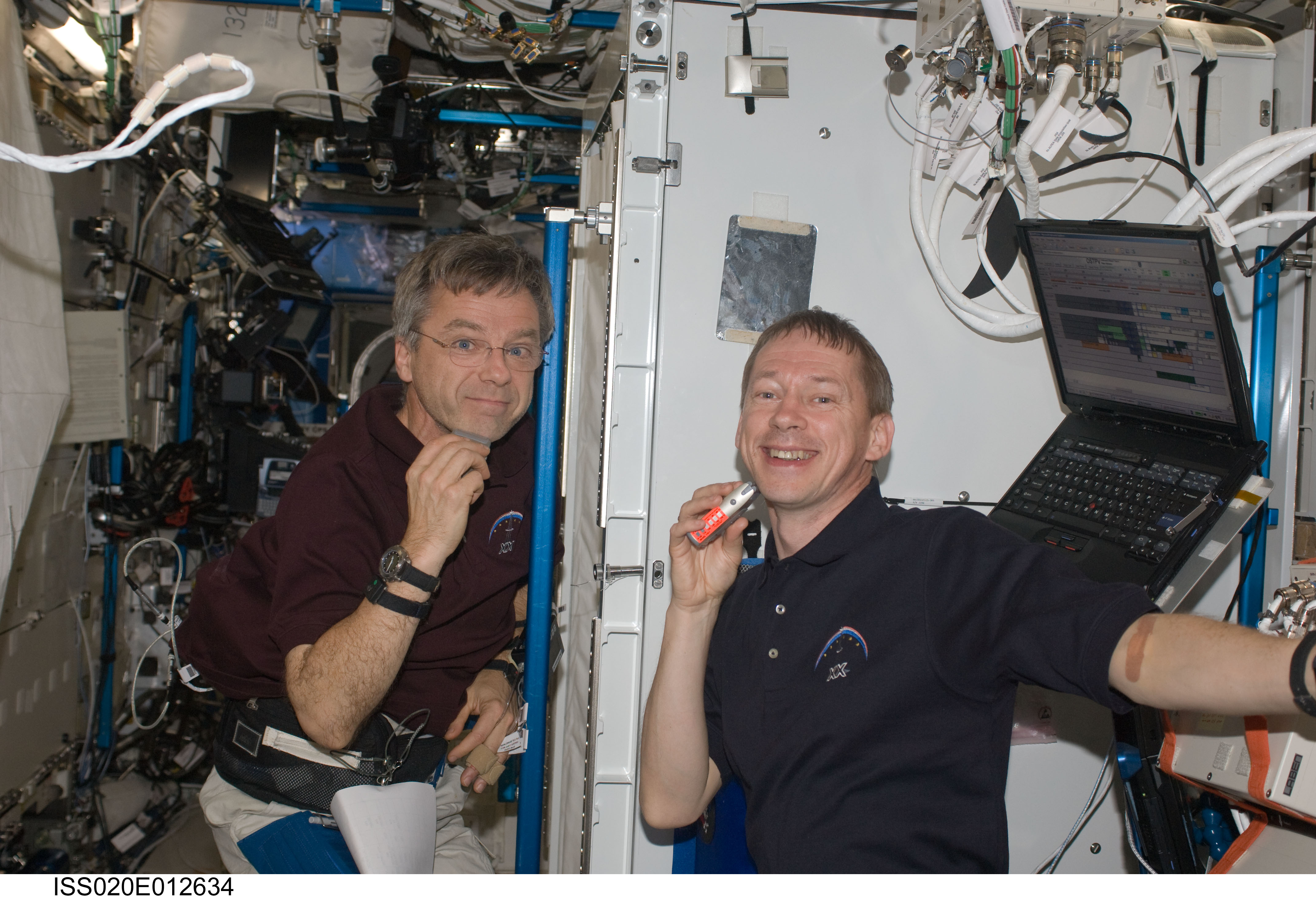 Thirsk and De Winne shave in the U.S. Laboratory