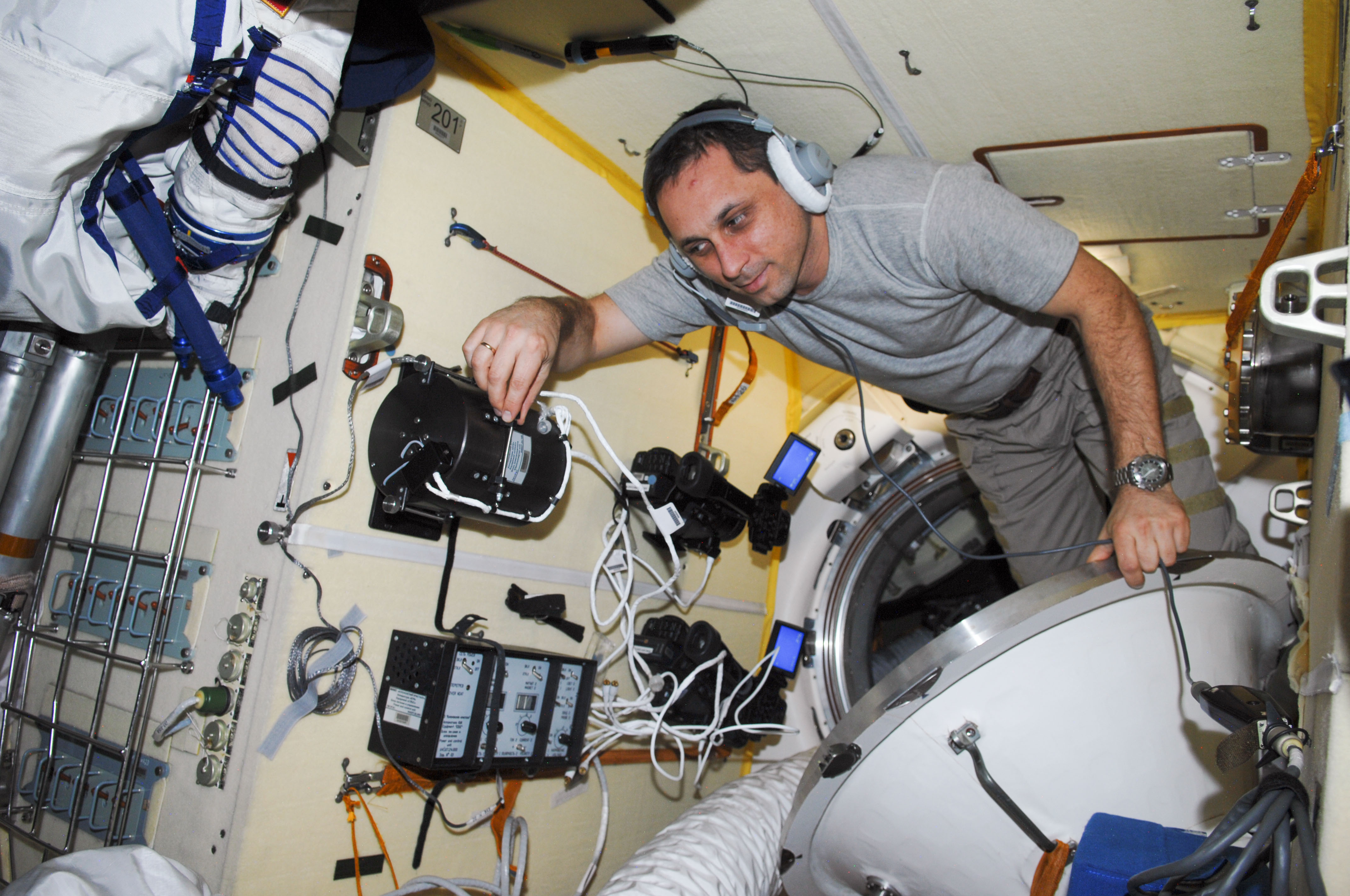 Shkaplerov conducts an active session for the Russian Experiment KPT-10 Kulonvkiy Kristill