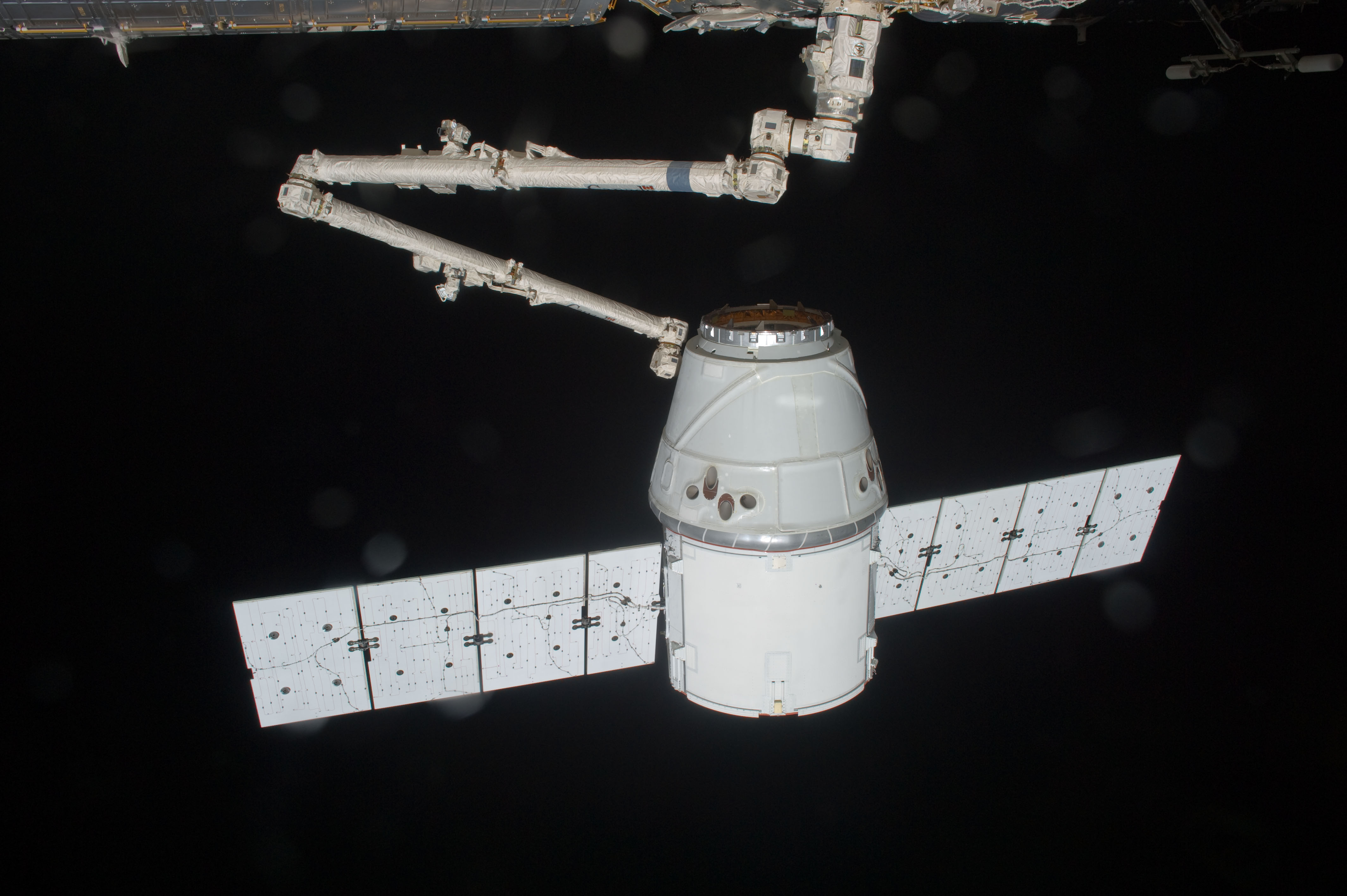 Dragon Spacecraft grappled by SSRMS