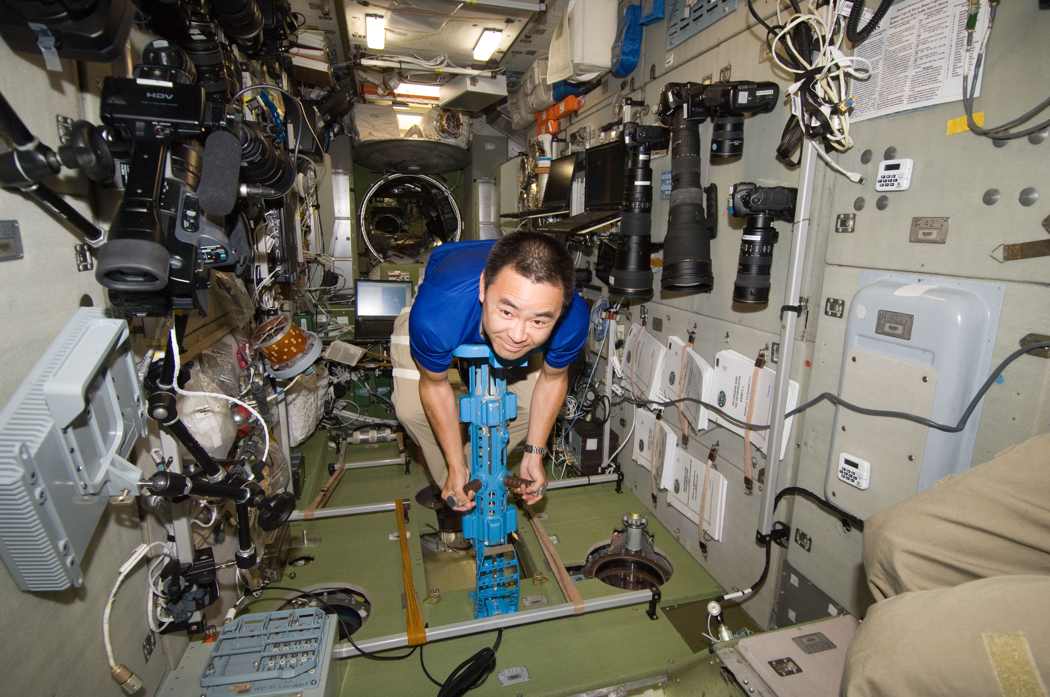 FE Hoshide uses the IMT Mass Measurement Device in the SM