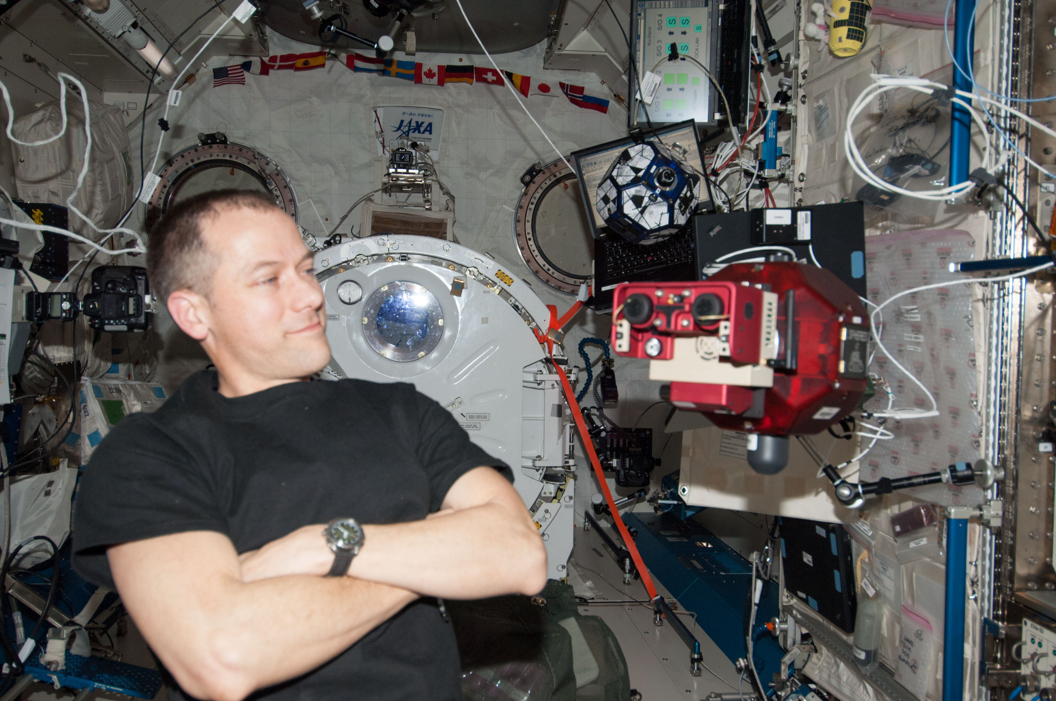 Marshburn conducts the SPHERES VERTIGO Experiment in the JPM