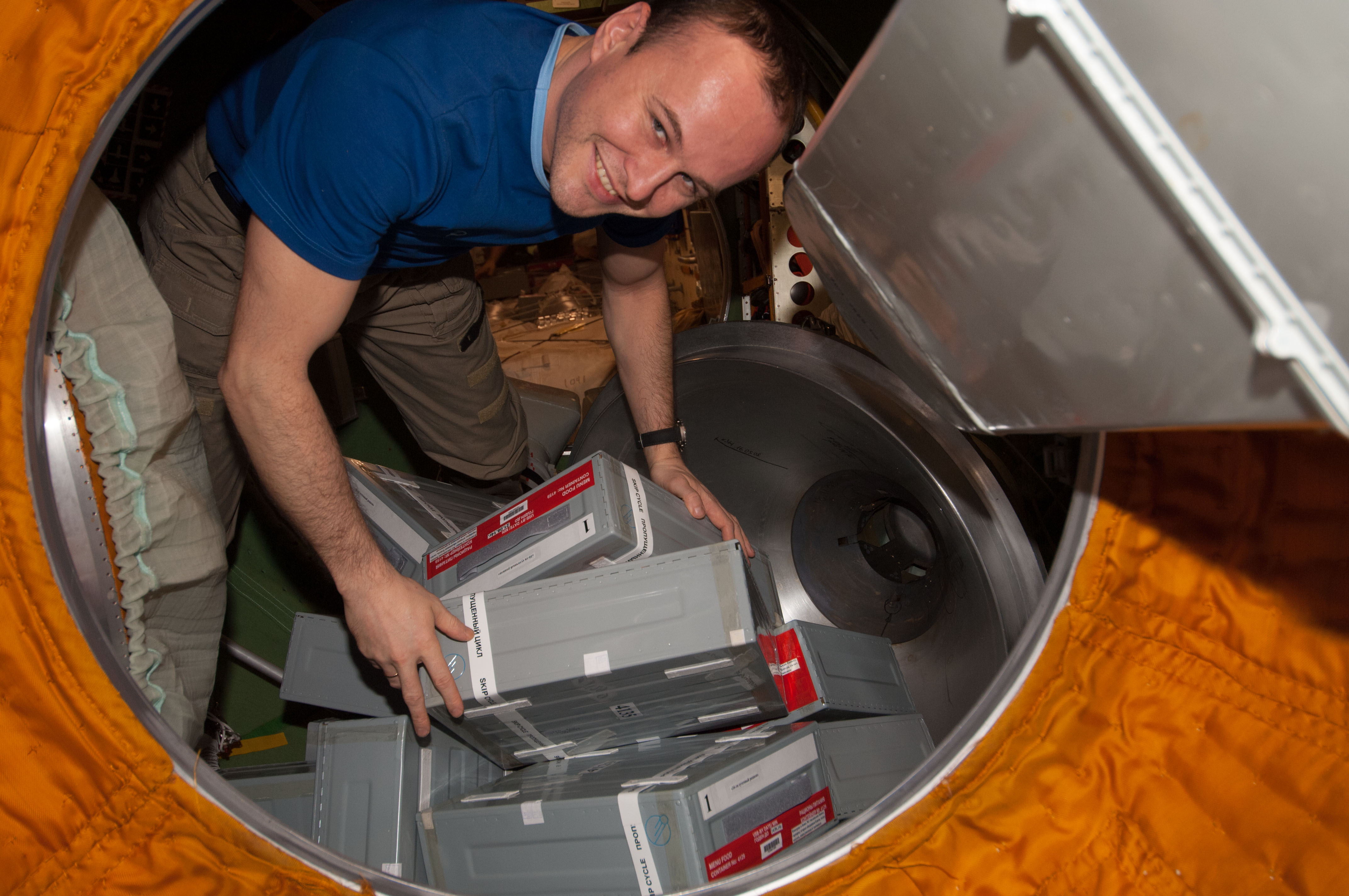 Ryazanskiy unpacks Storage Containers