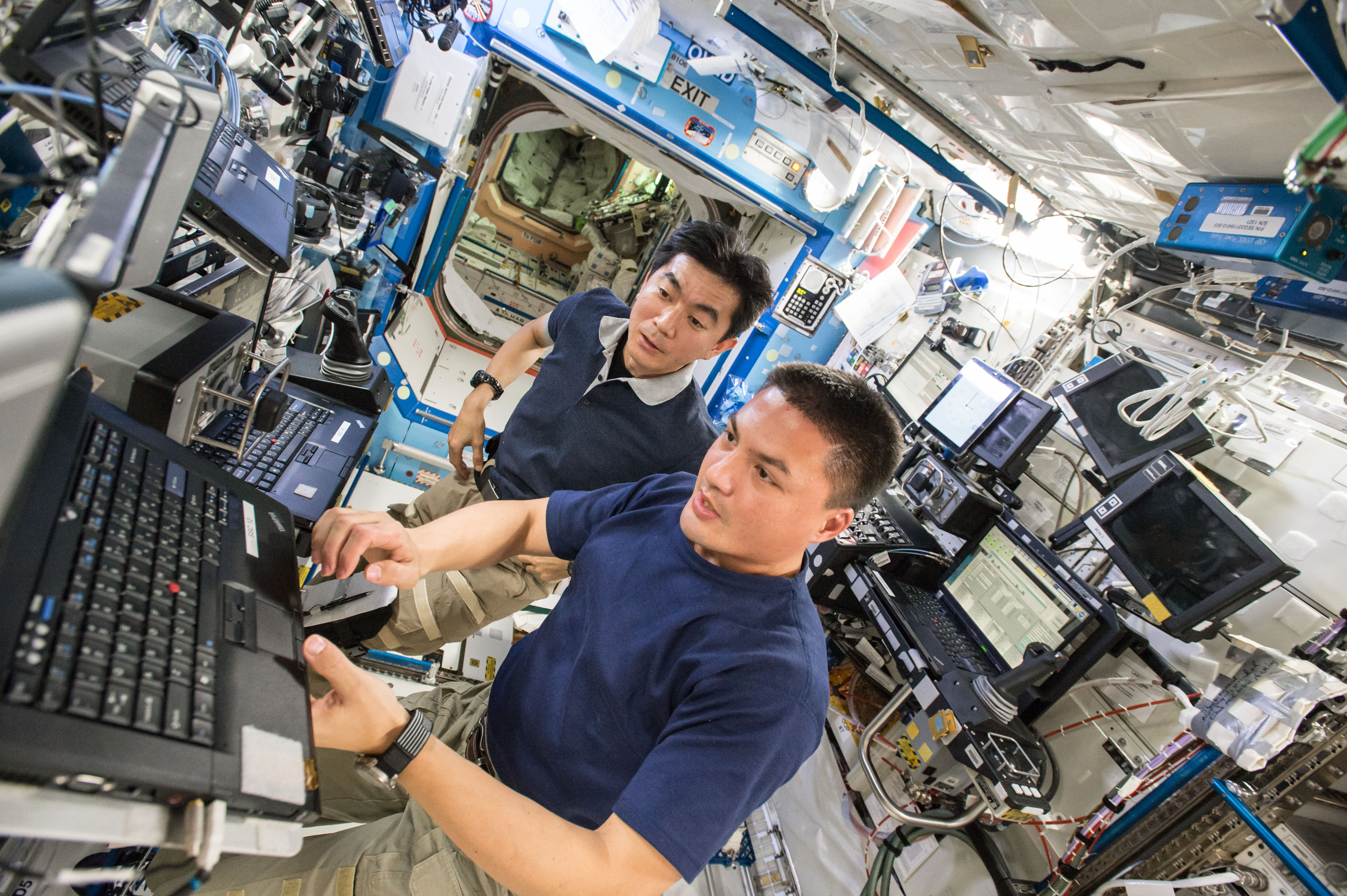 Yui and Lindgren in U.S. lab with SSRMS controls