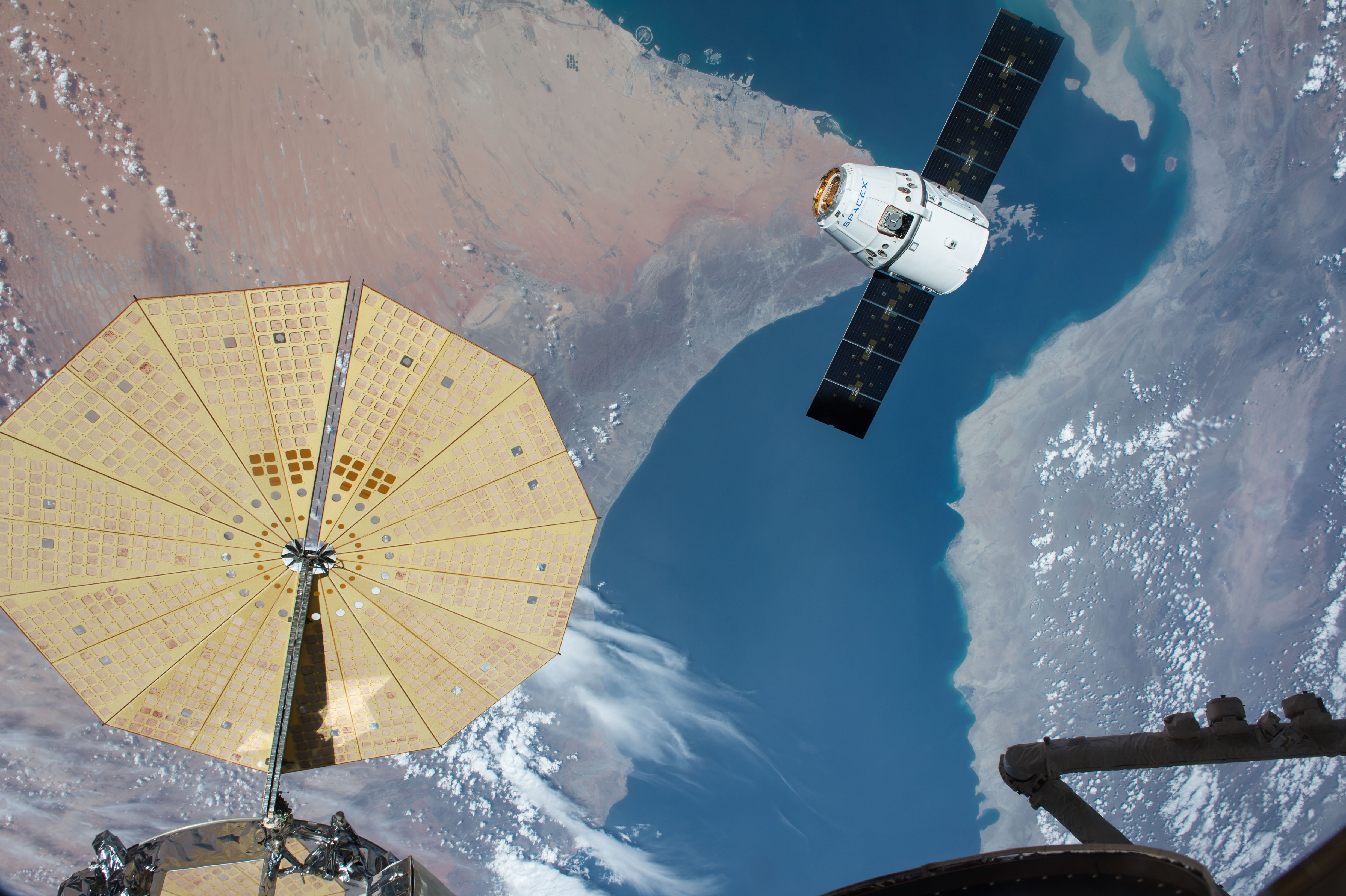 SPX-8 SpaceX Dragon Spacecraft Approach