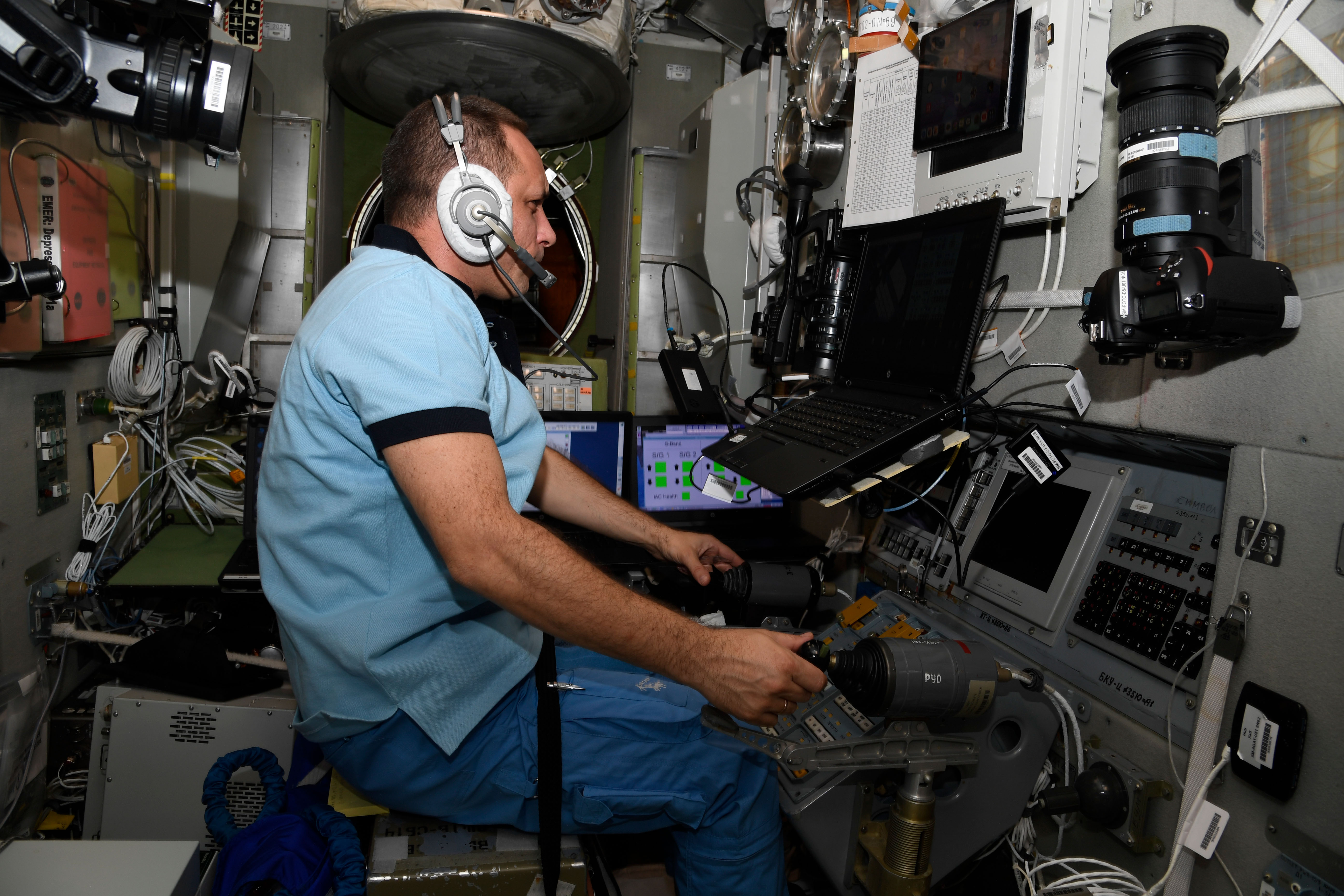 Shkaplerov trains on computer in the SM