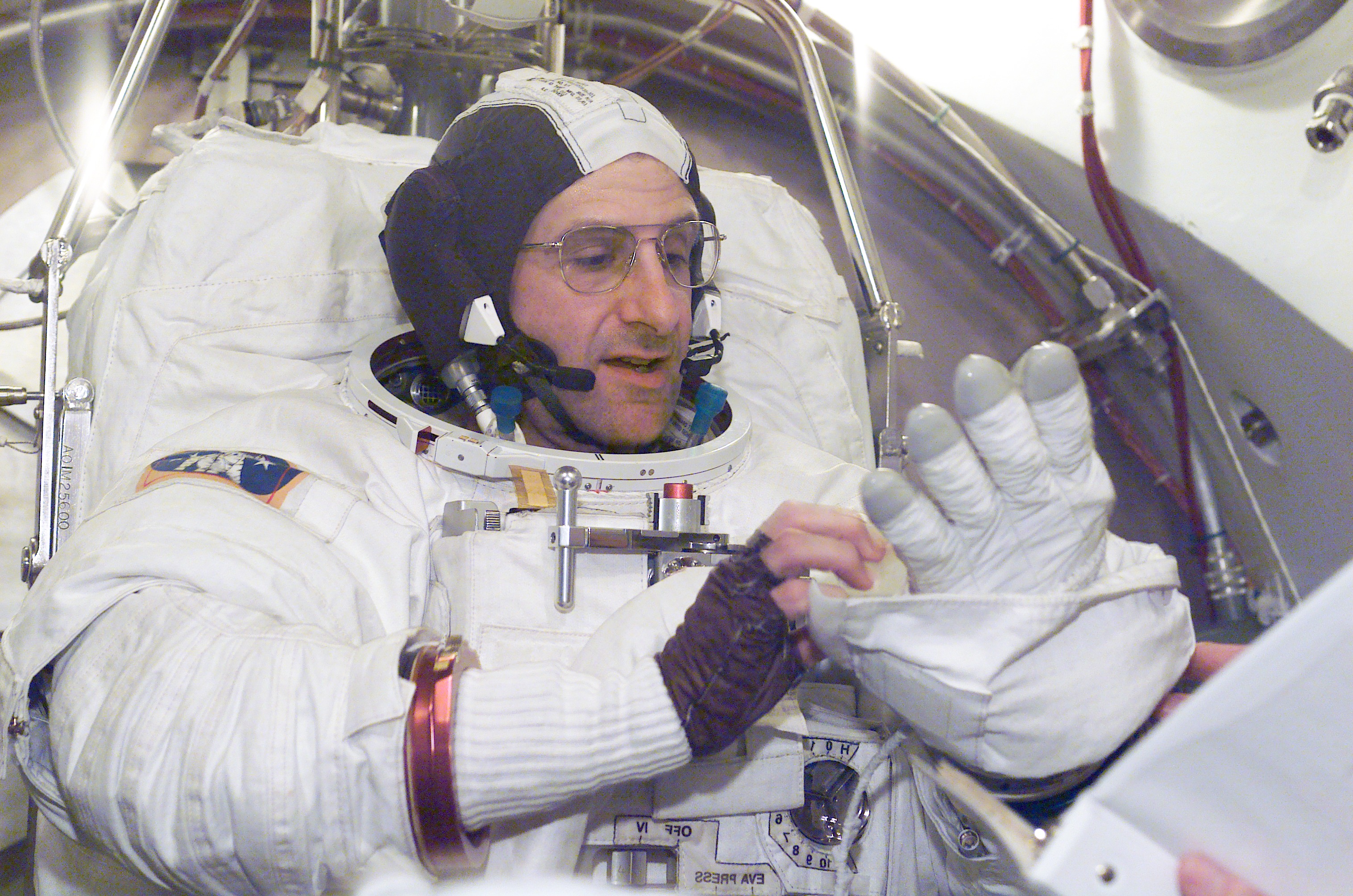 Expedition Six Crew Training: Donald Pettit EMU Suit Training in SSATA Chamber