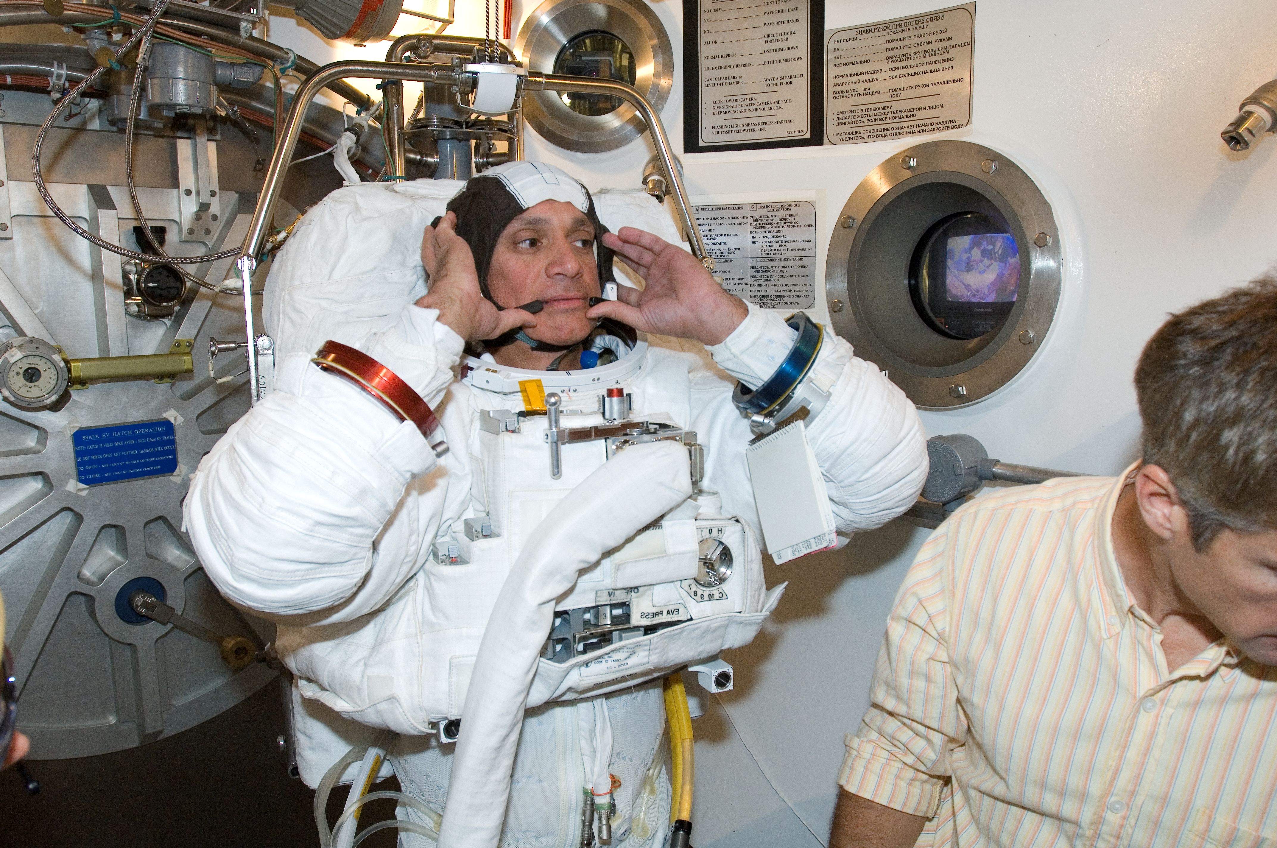 Crew Station Airlock Training, STS-117, SSATA Chamber, STB-SS-1810 (Olivas)