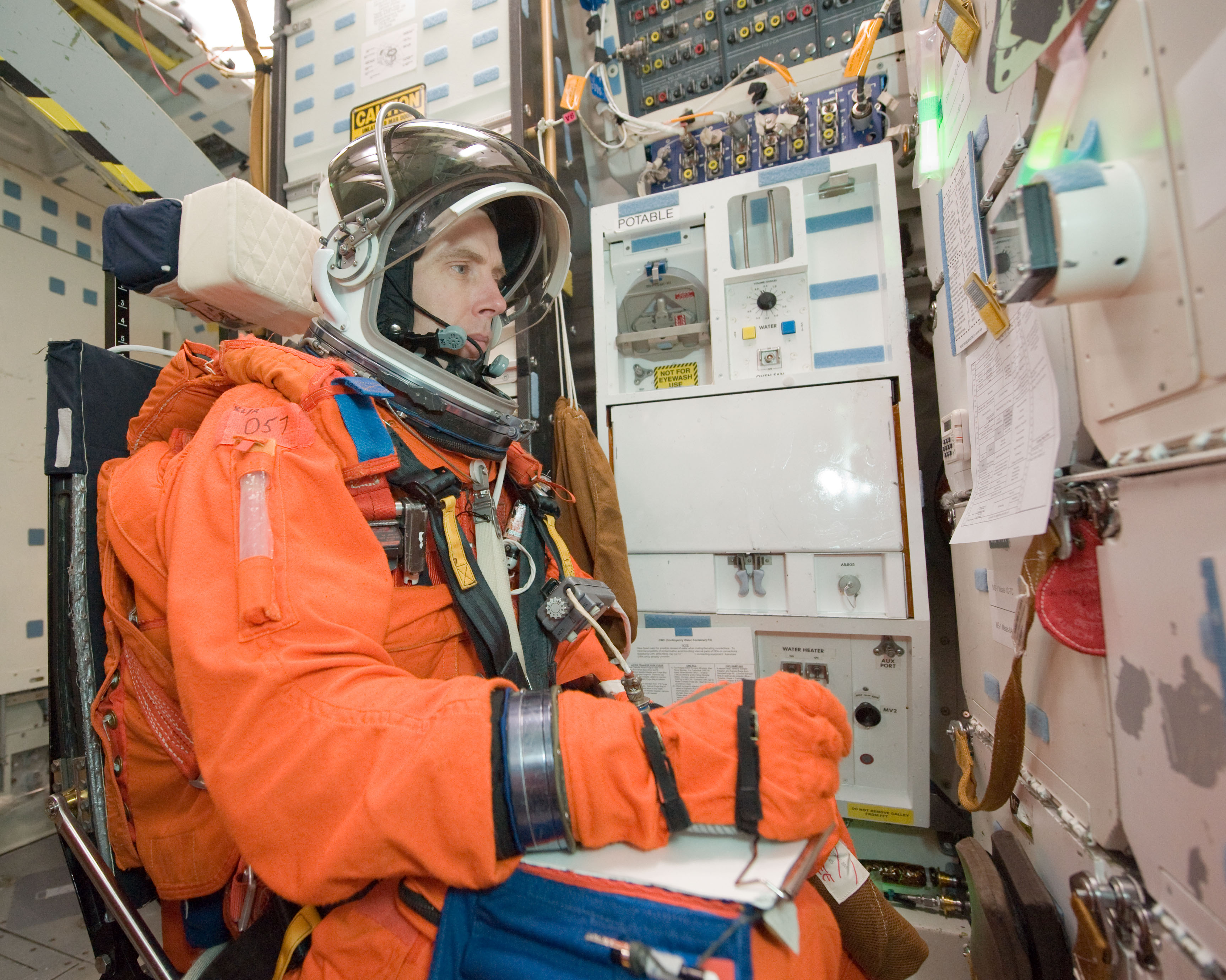 STS-134 post insertion/deorbit prep training in building 9NW's FFT mockup