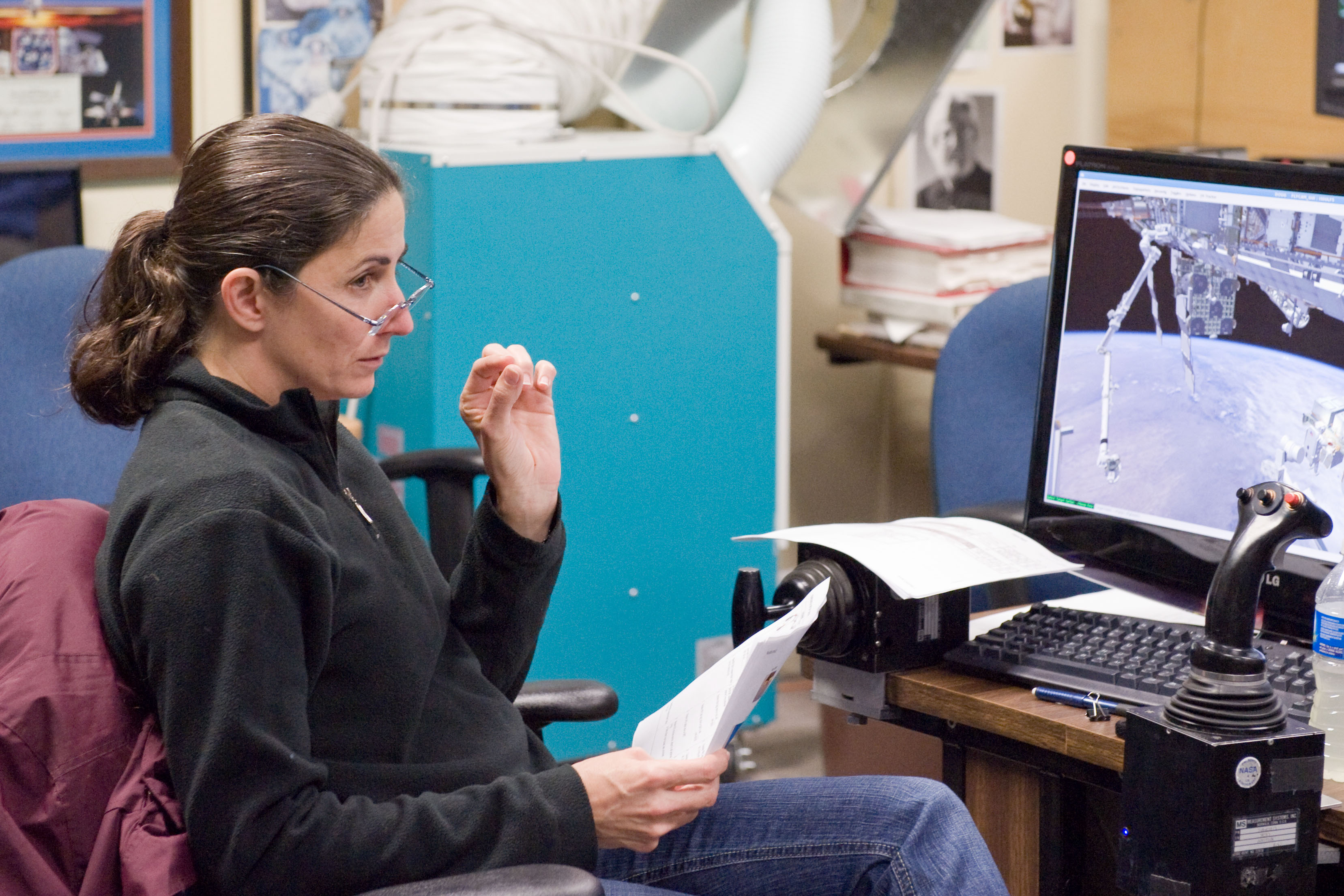 STS-133 crew training in VR Lab with replacement crew member Steve Bowen