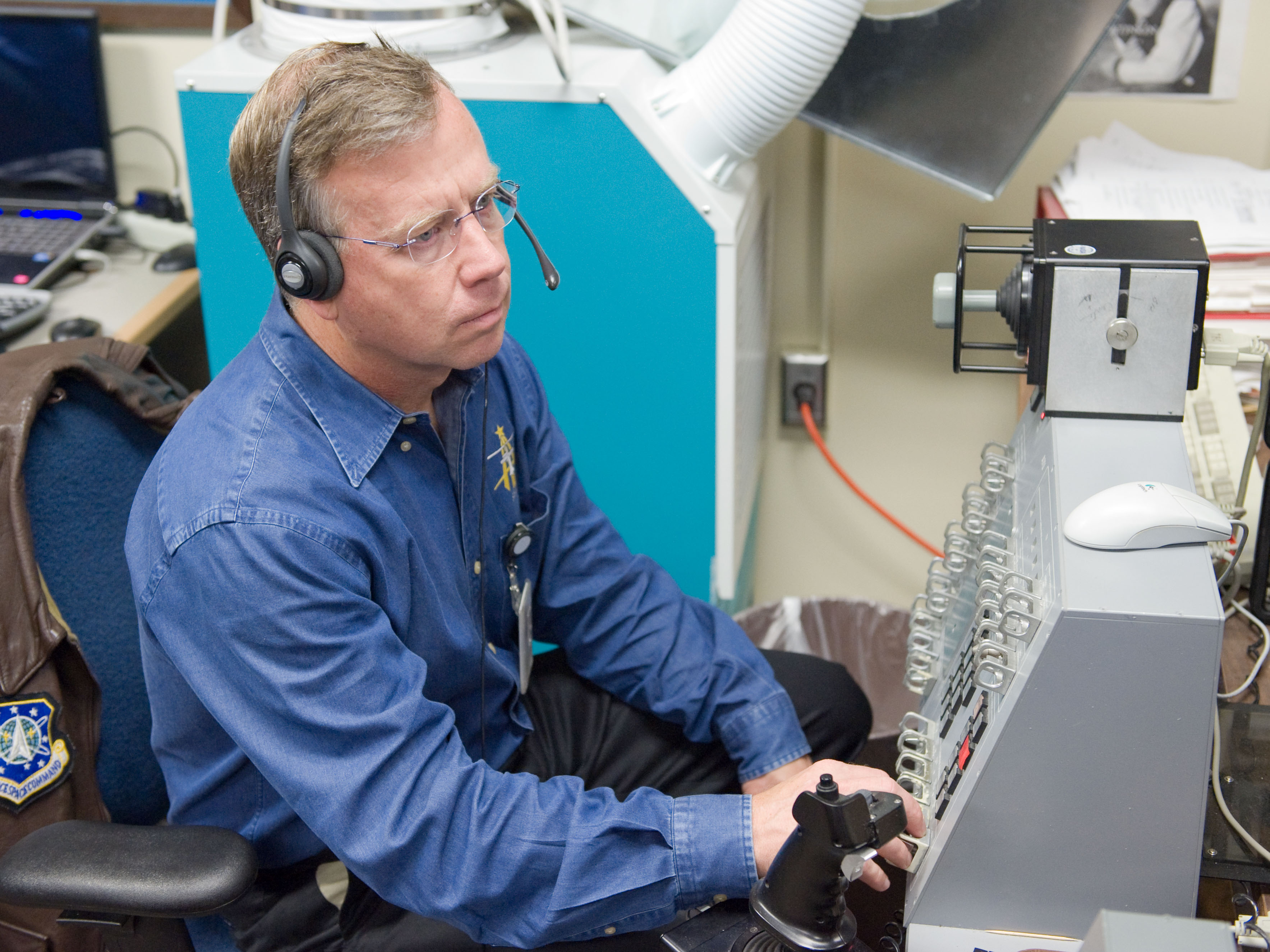 STS-133 crew training in VR Lab with replacement crew member Steve Bowen