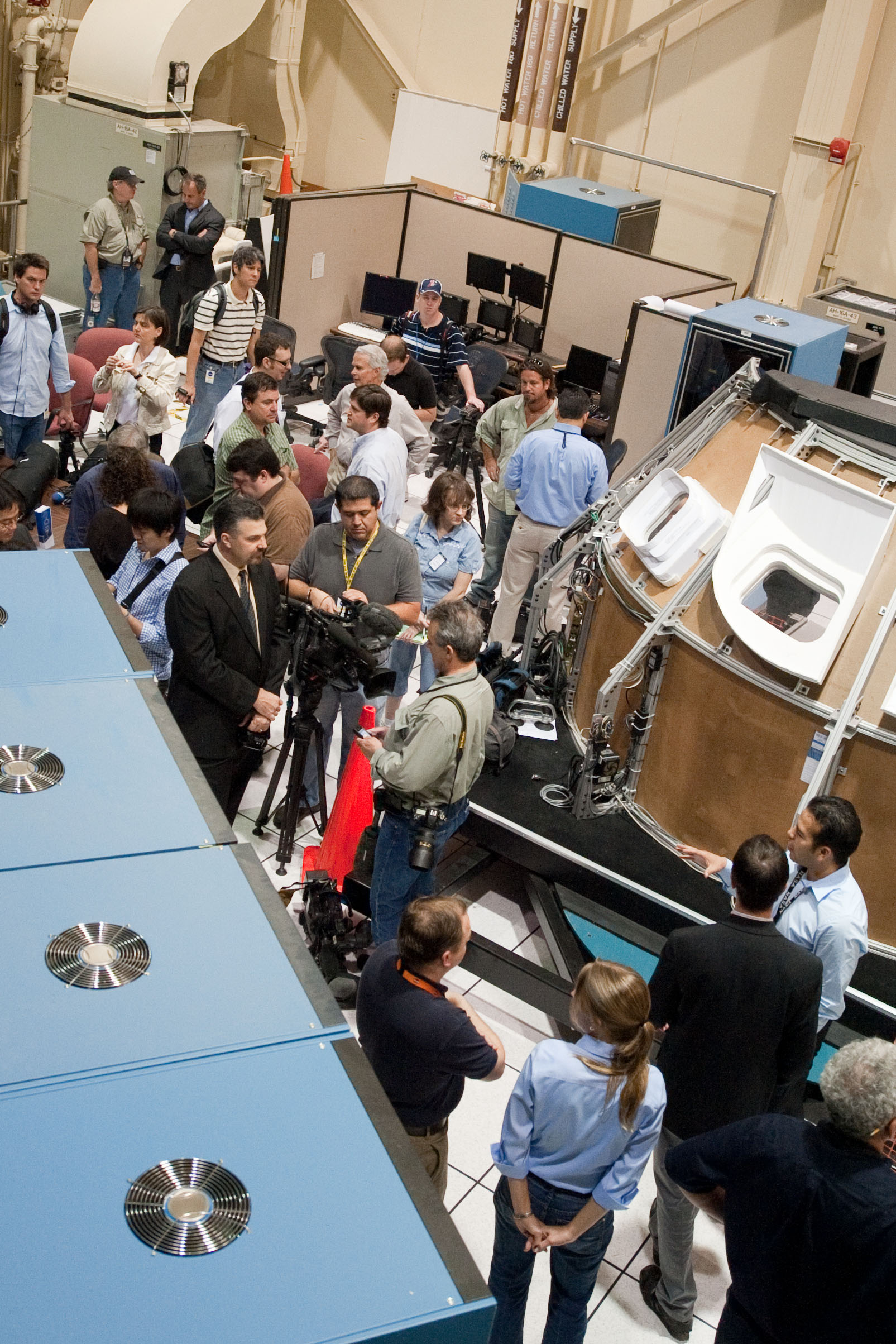STS-135 crew during Rendezvous Training session in Building 16 dome