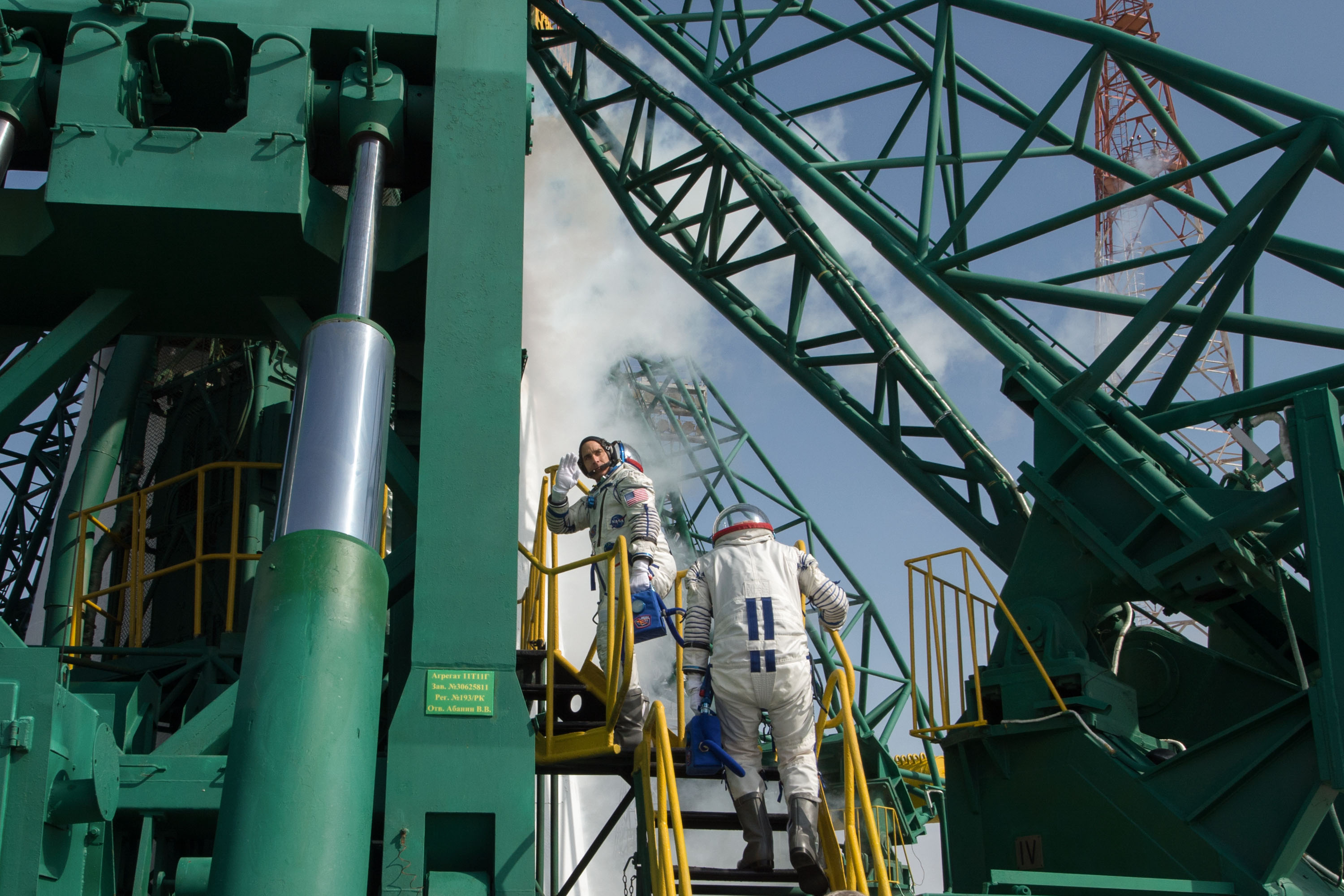 Expedition 63 Crew Waves Farewell