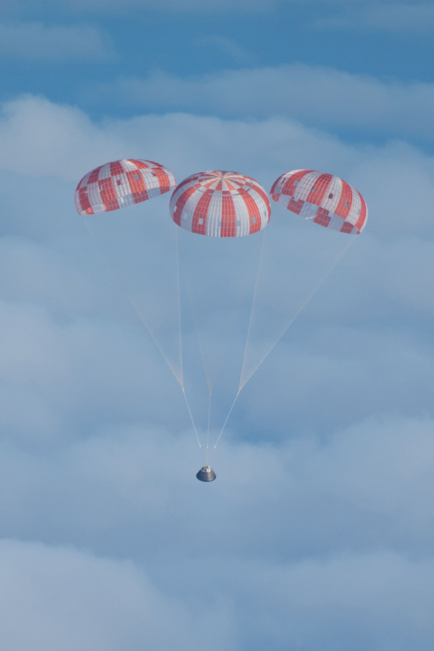 Orion returns to Earth after a succesfull flight