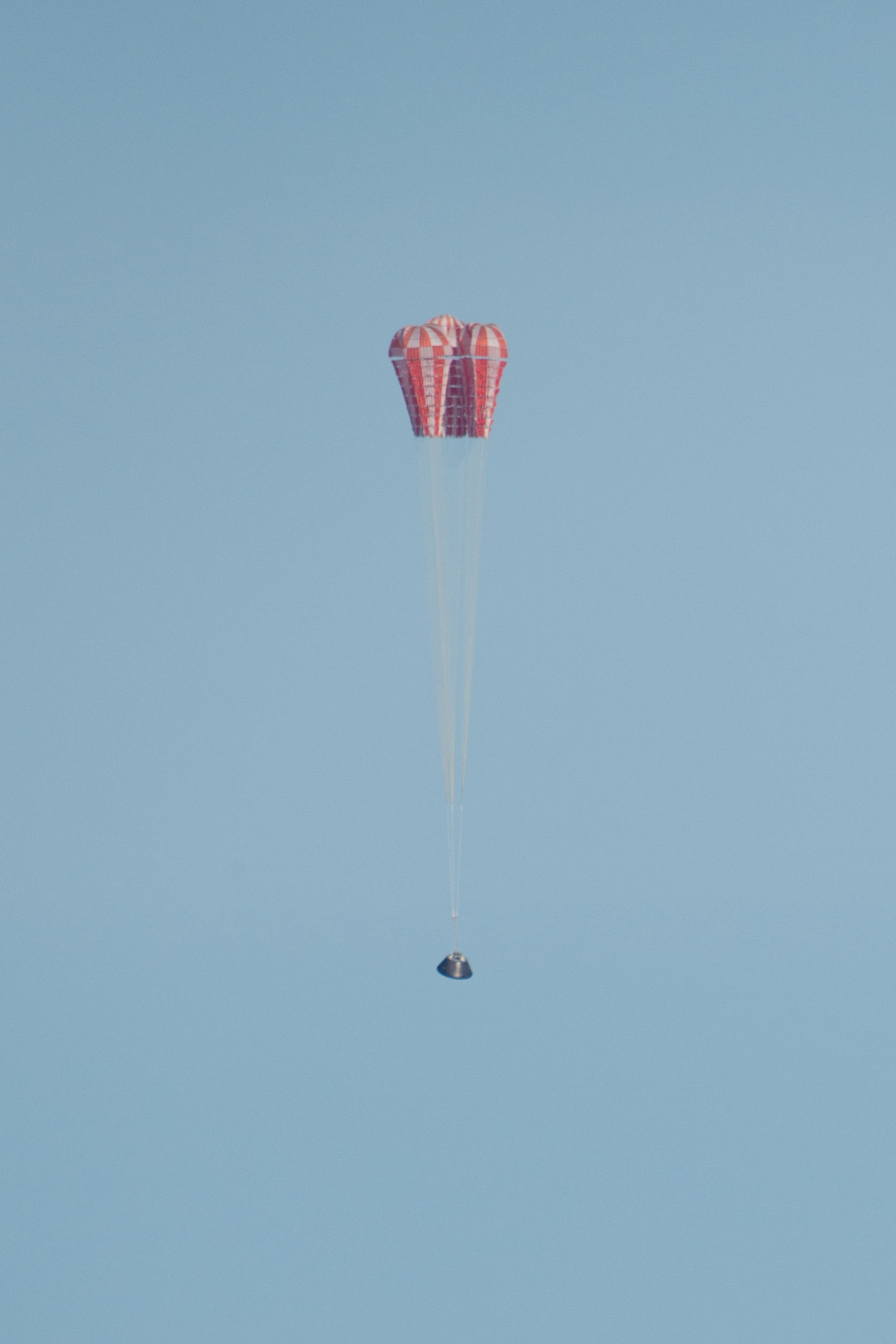 Orion returns to Earth after a succesful flight