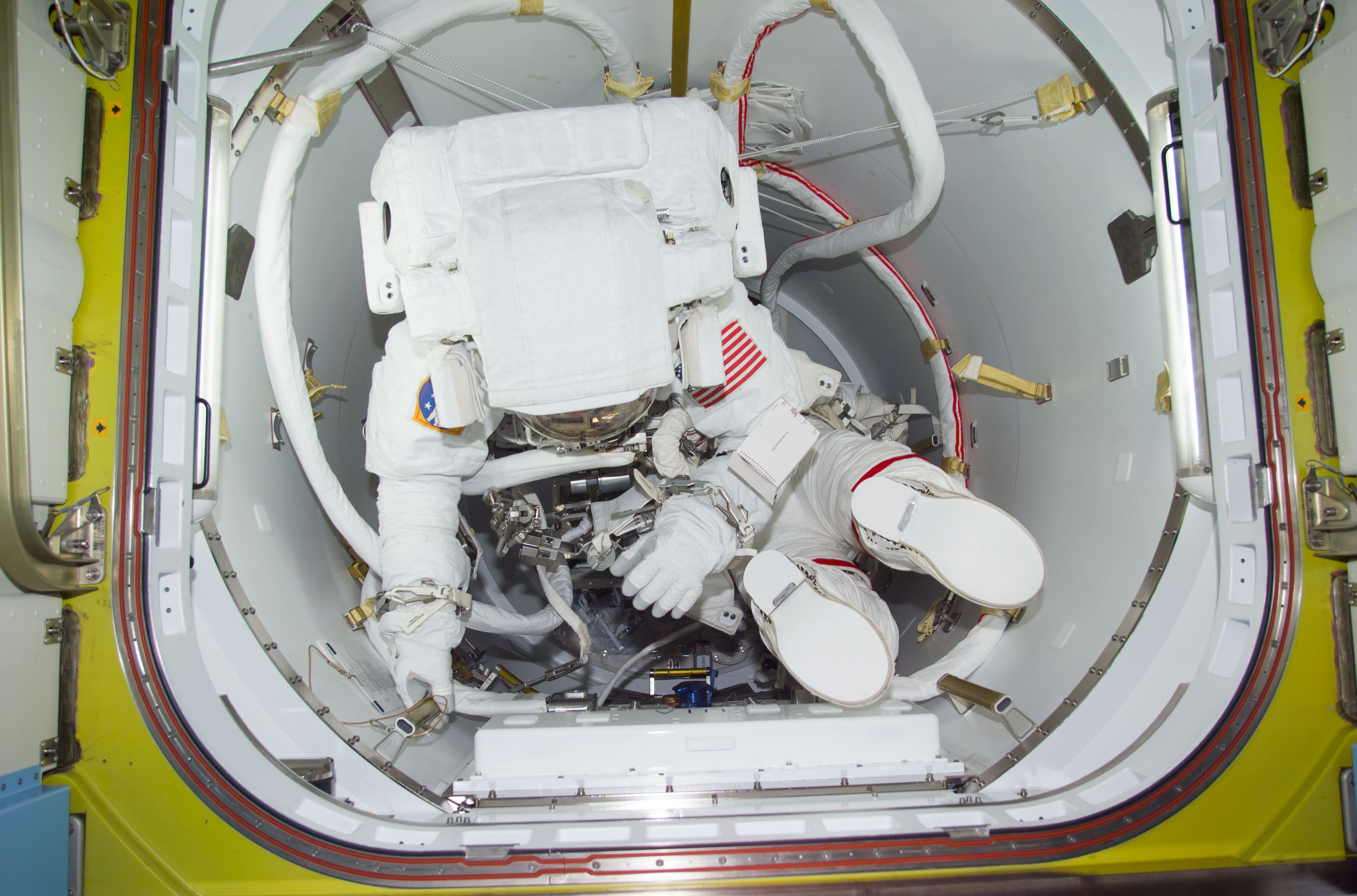 MS Reilly and Gernhardt preparing for third EVA