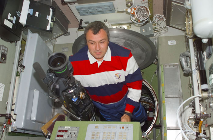 Dezhurov floats through hatch into ISS Service Module/Zvezda