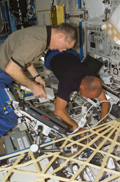 Sturckow and Voss transfer the APCF stowage bag to the ISS U.S. Laboratory/Destiny