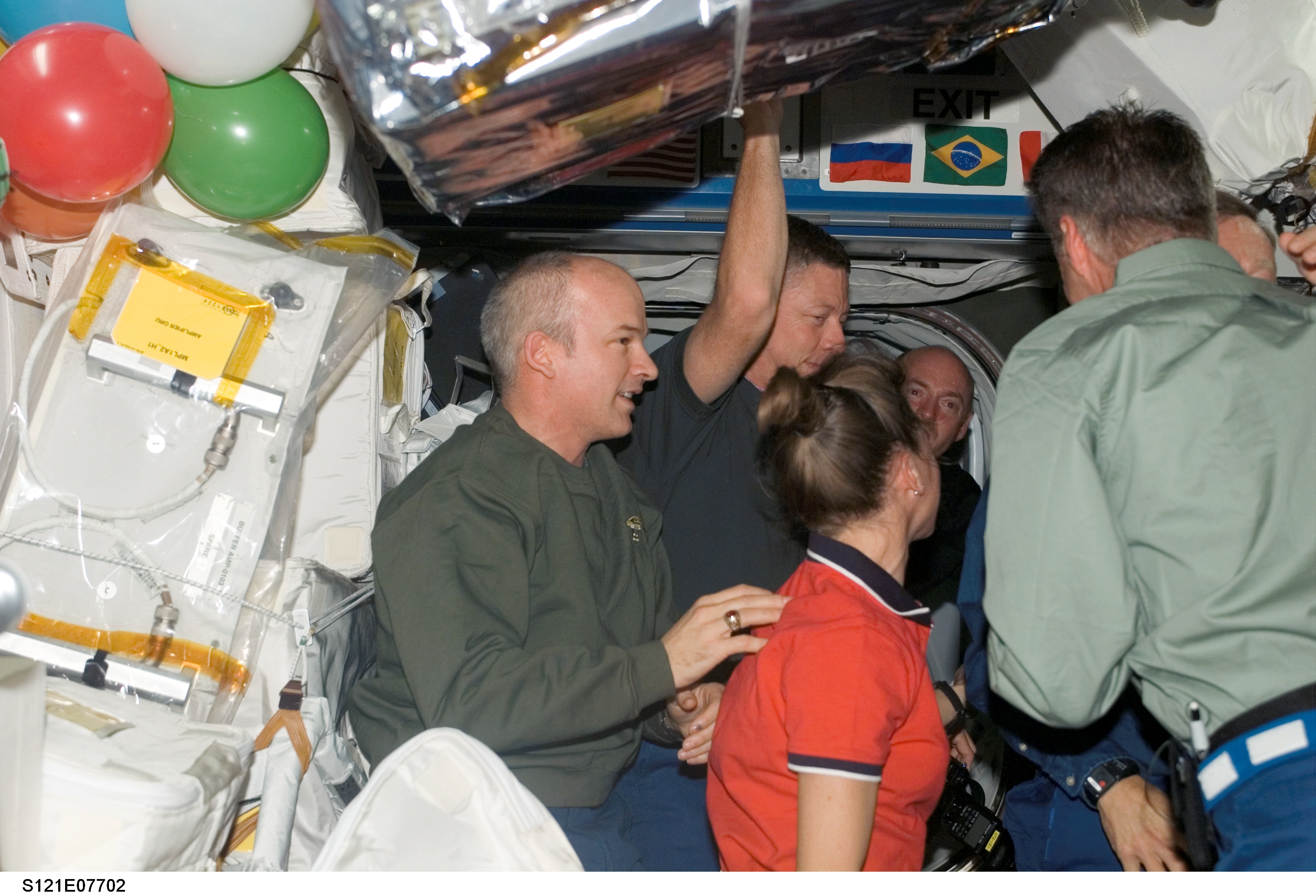 Expedition 13 and STS-121 crewmembers say farewell before STS-121 undocking