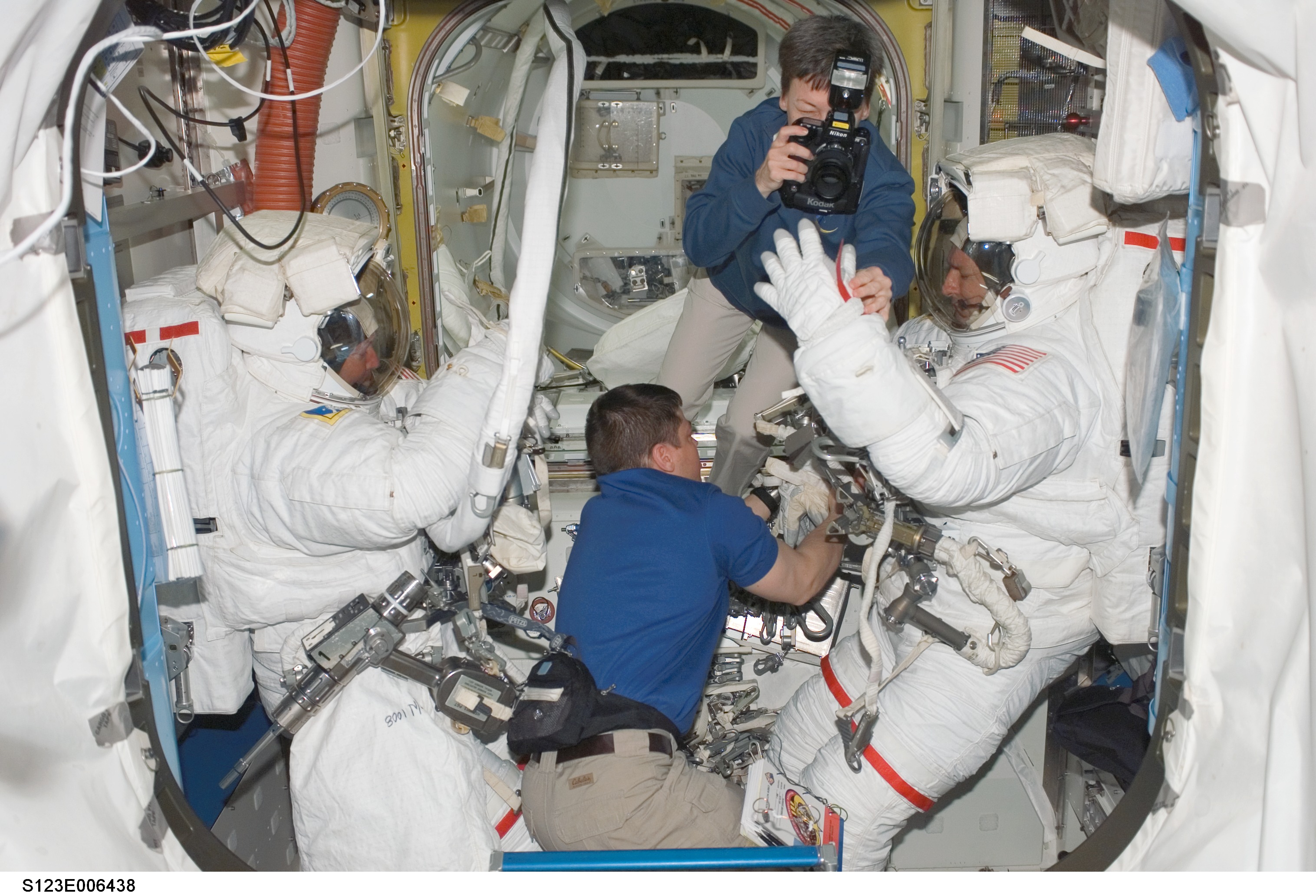 Whitson takes photo of EMU gloves after EVA 2 in the A/L during Joint Operations
