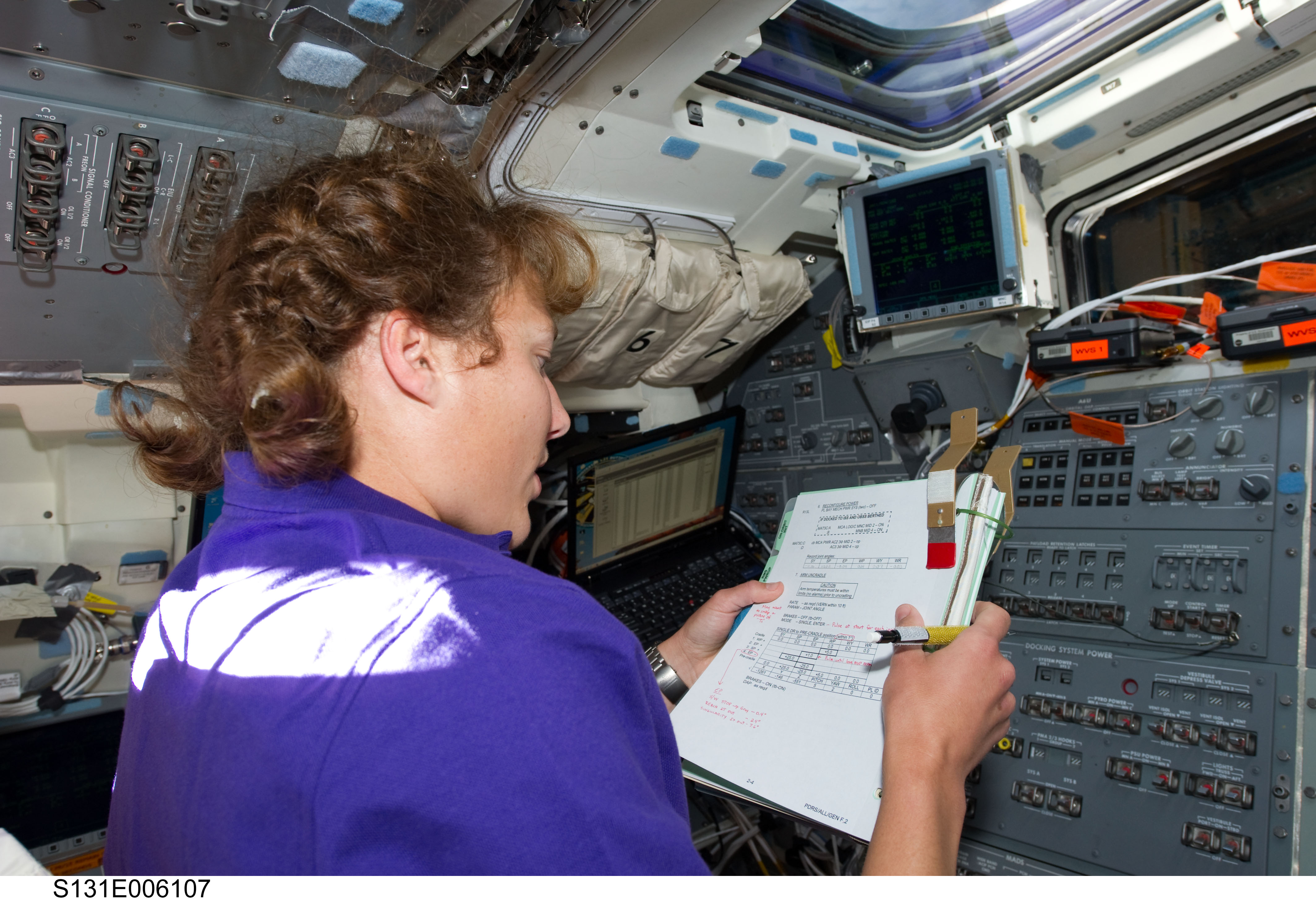 Metcalf-Lindenburger on Discovery flight deck