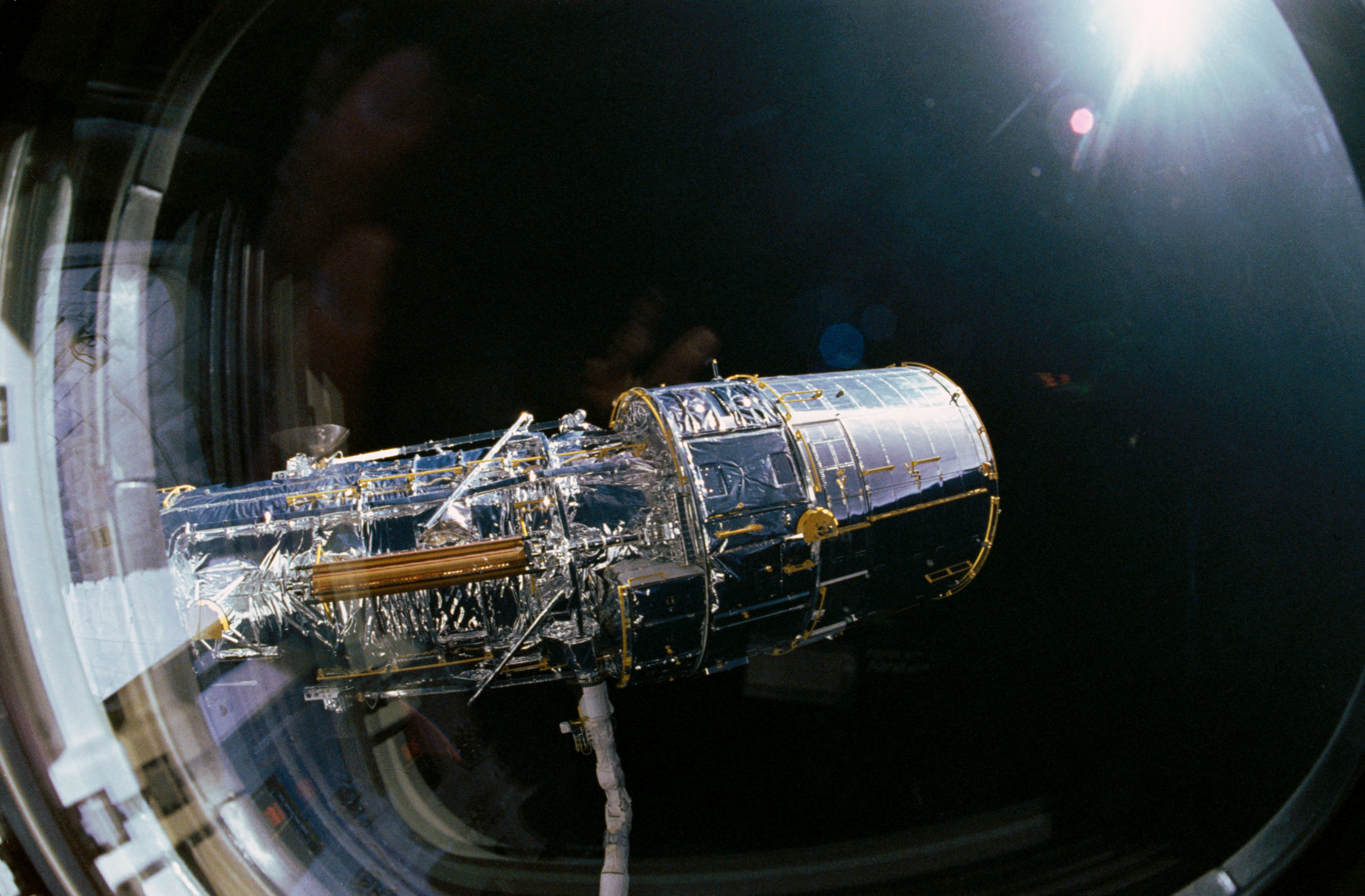 STS-31 pre-deployment checkout of the Hubble Space Telescope (HST) on OV-103