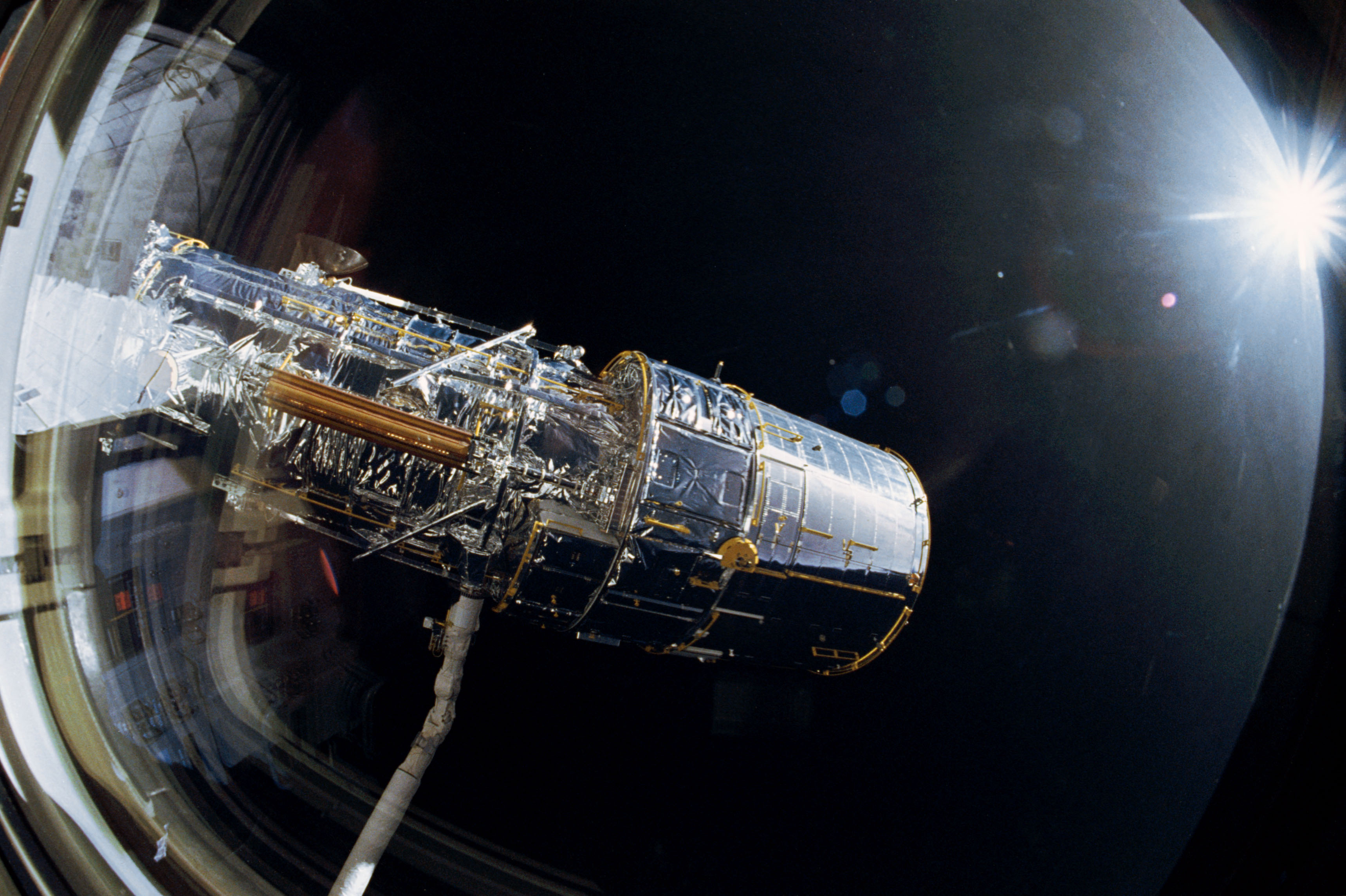 STS-31 pre-deployment checkout of the Hubble Space Telescope (HST) on OV-103