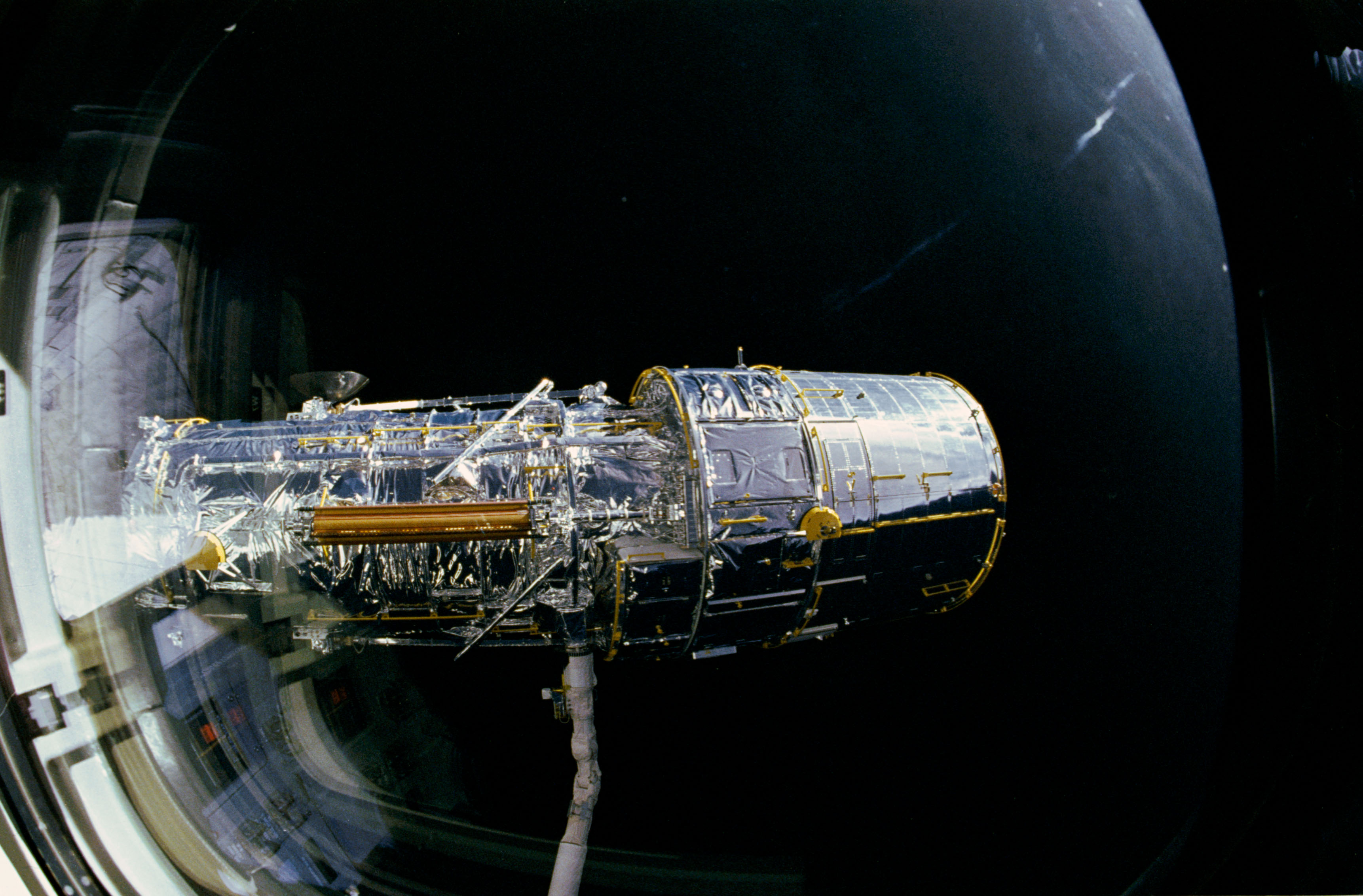 STS-31 pre-deployment checkout of the Hubble Space Telescope (HST) on OV-103