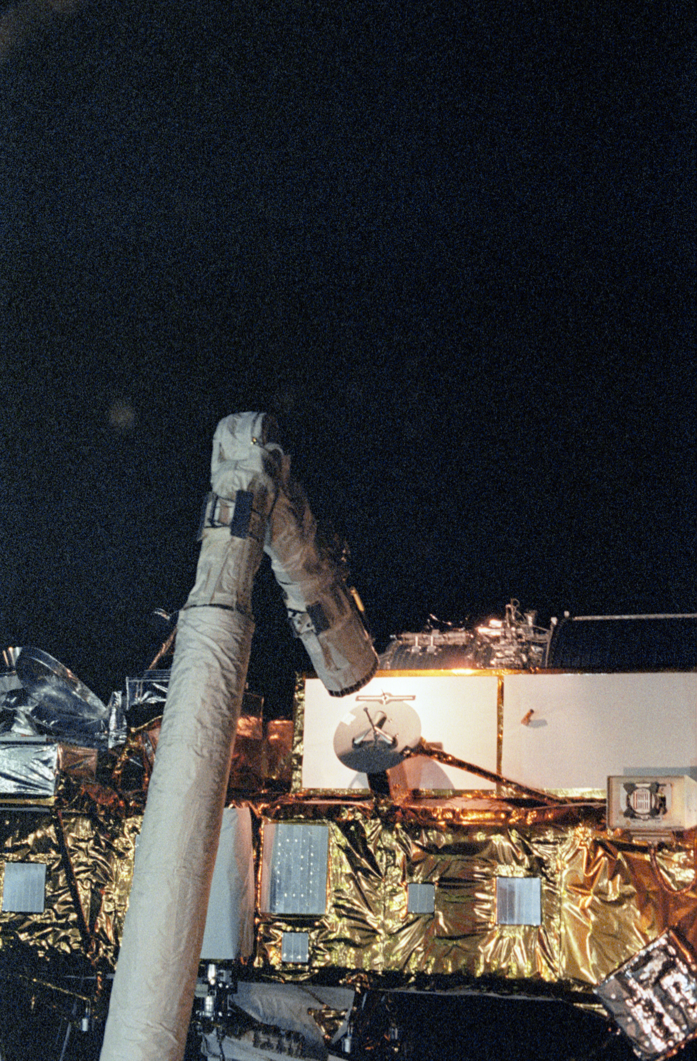 STS-48 Upper Atmosphere Research Satellite (UARS) is released by OV-103's RMS
