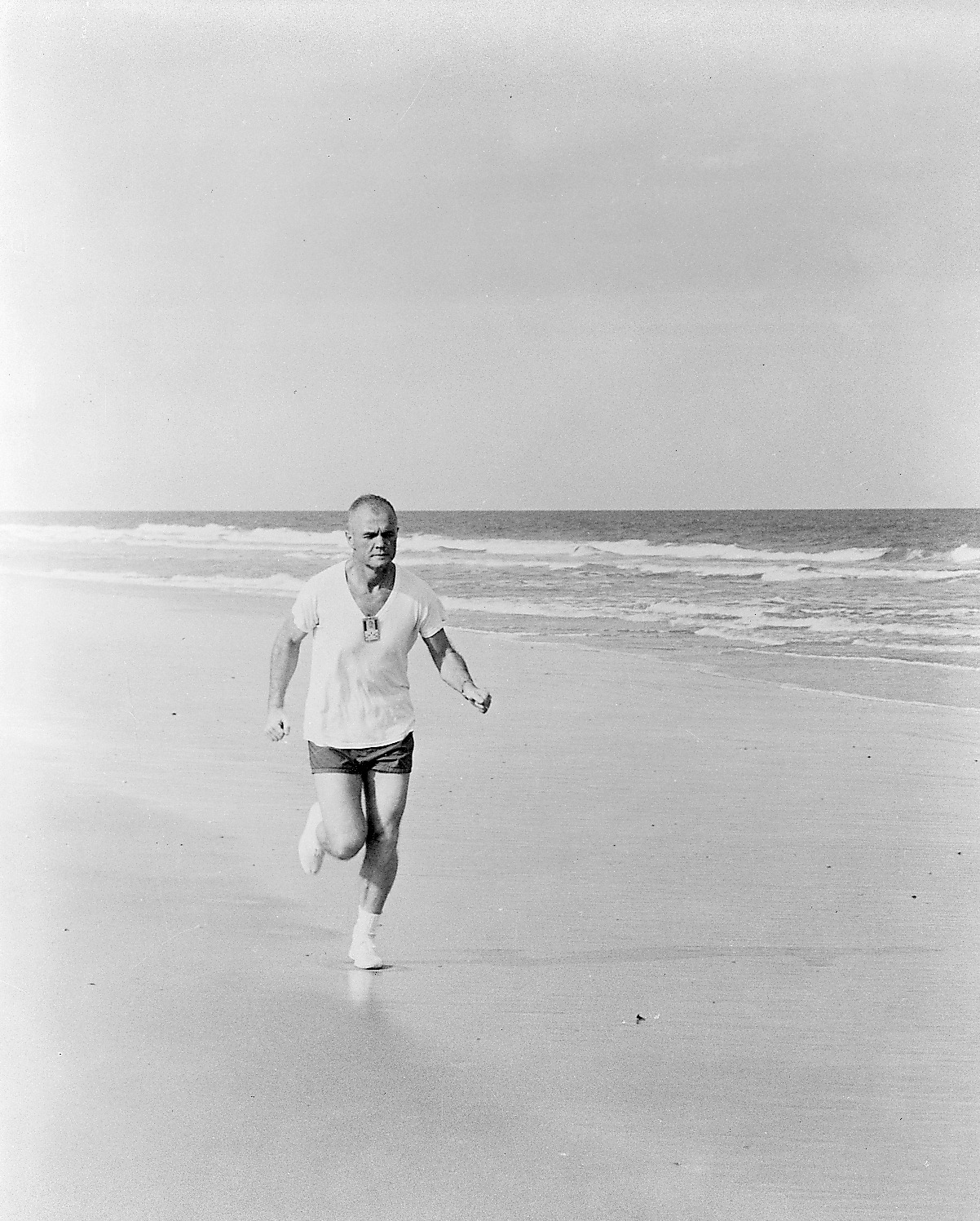 TRAINING - ASTRONAUT JOHN H. GLENN, JR. - FRIENDSHIP "7" EXERCISE (RUNNING ON BEACH) - FL