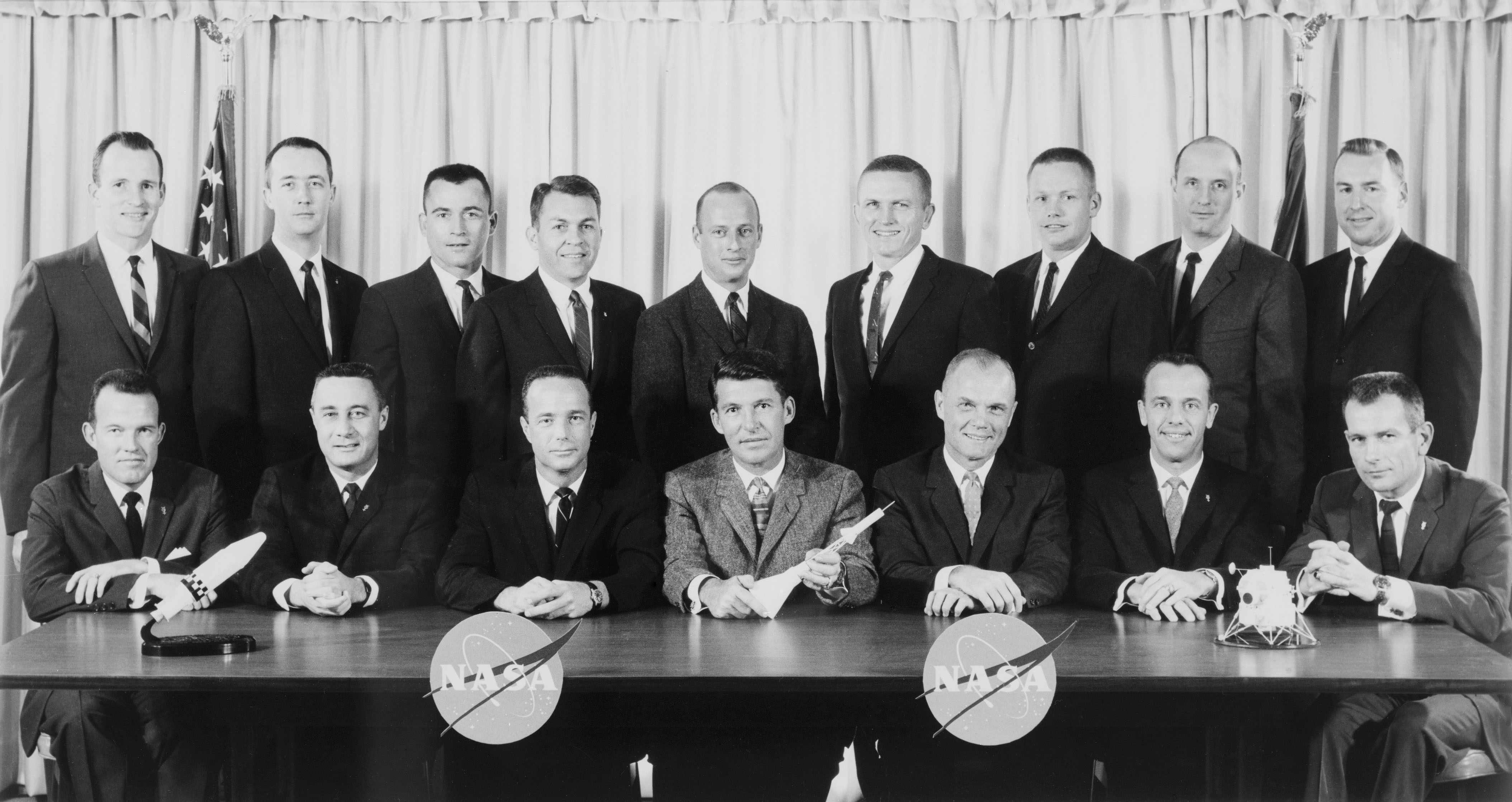 PORTRAIT - ASTRONAUT GROUP 16 (NEW AND OLD)