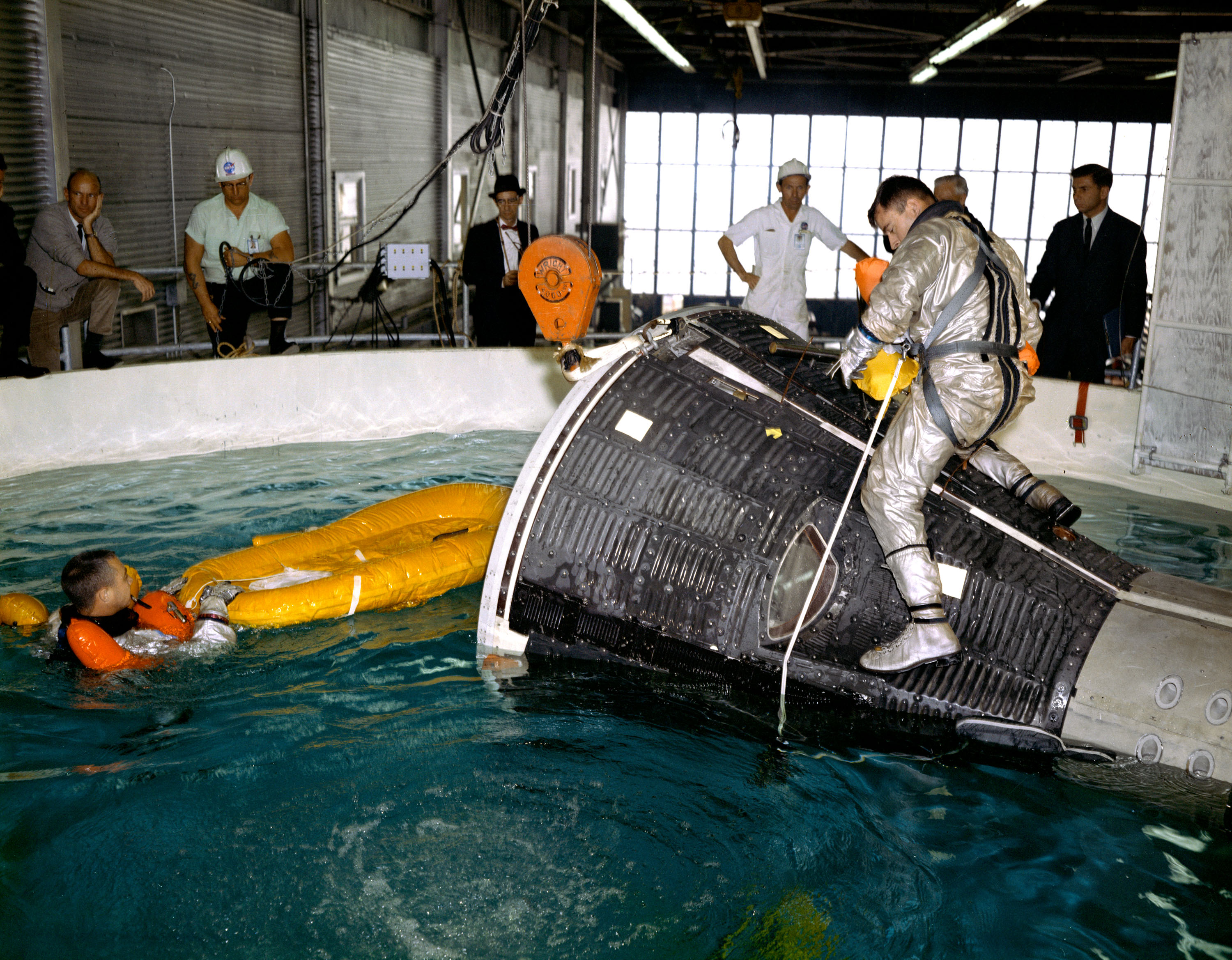 EGRESS - ASTRONAUT JOHN W. YOUNG - TRAINING - ELLINGTON AFB (EAFB), TX