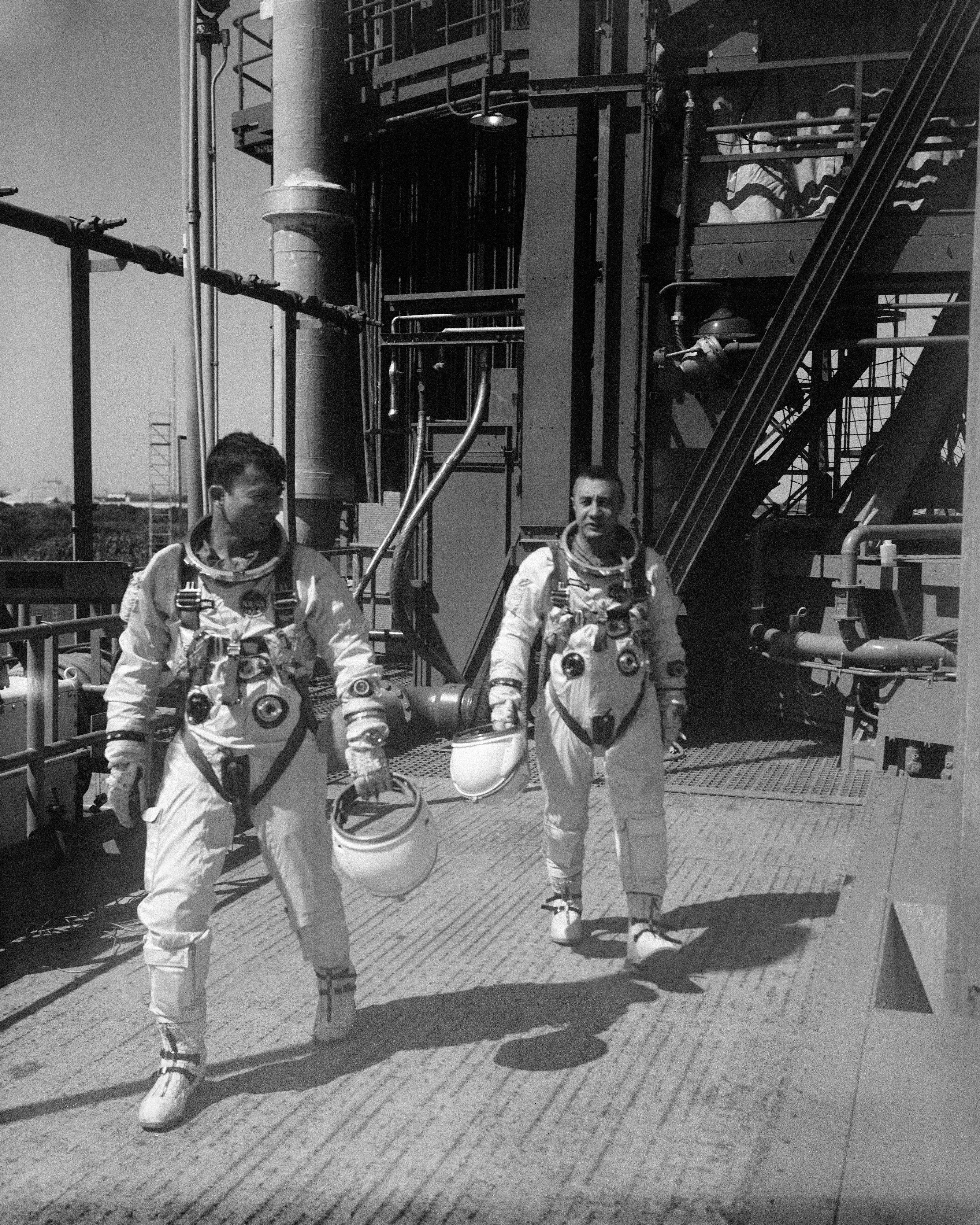 LEAVING PAD - ASTRONAUT JOHN W. YOUNG - TRAINING