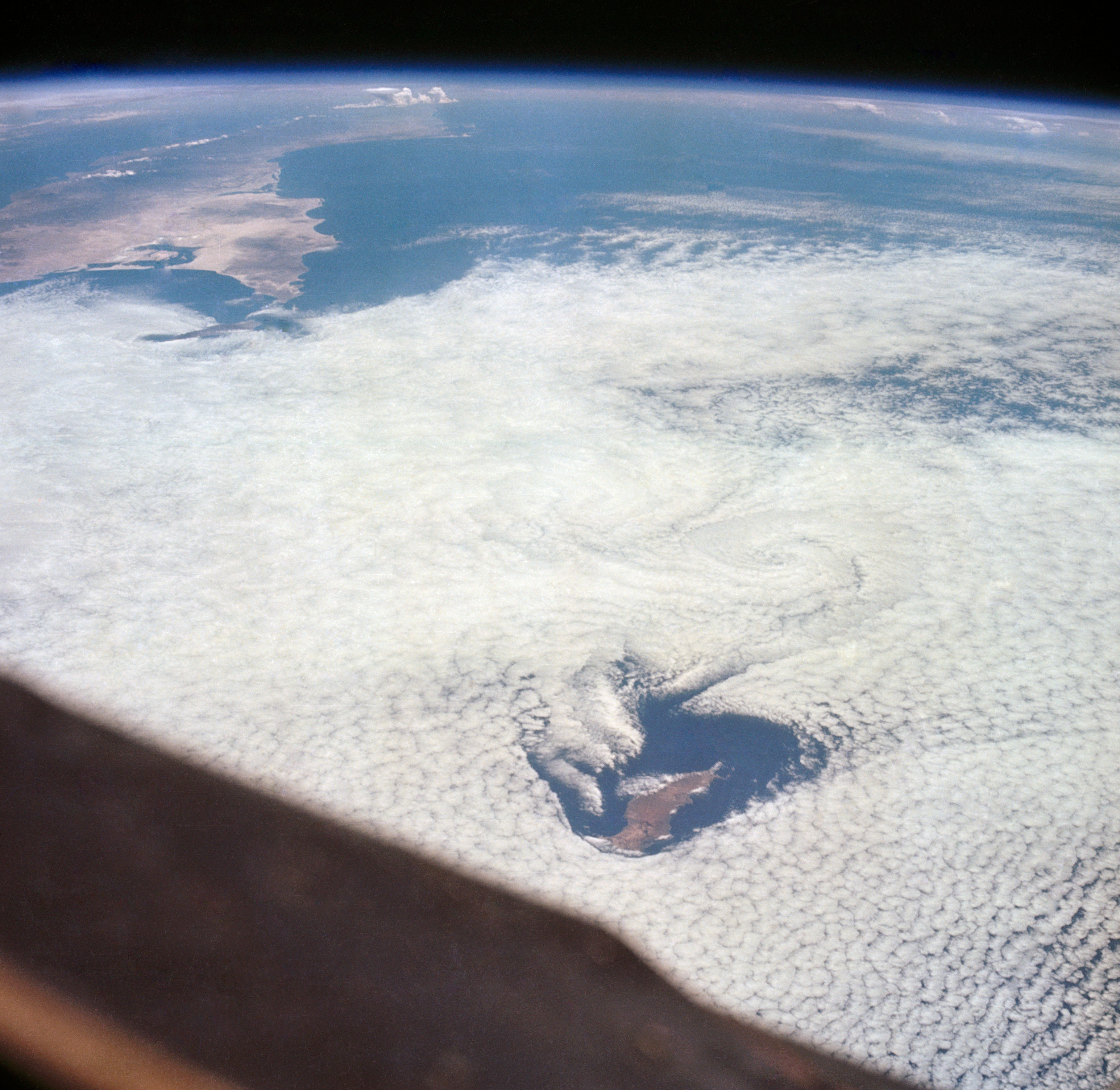 GEMINI-TITAN (GT)-5 - EARTH-SKY - (70mm HASSELBLAD)